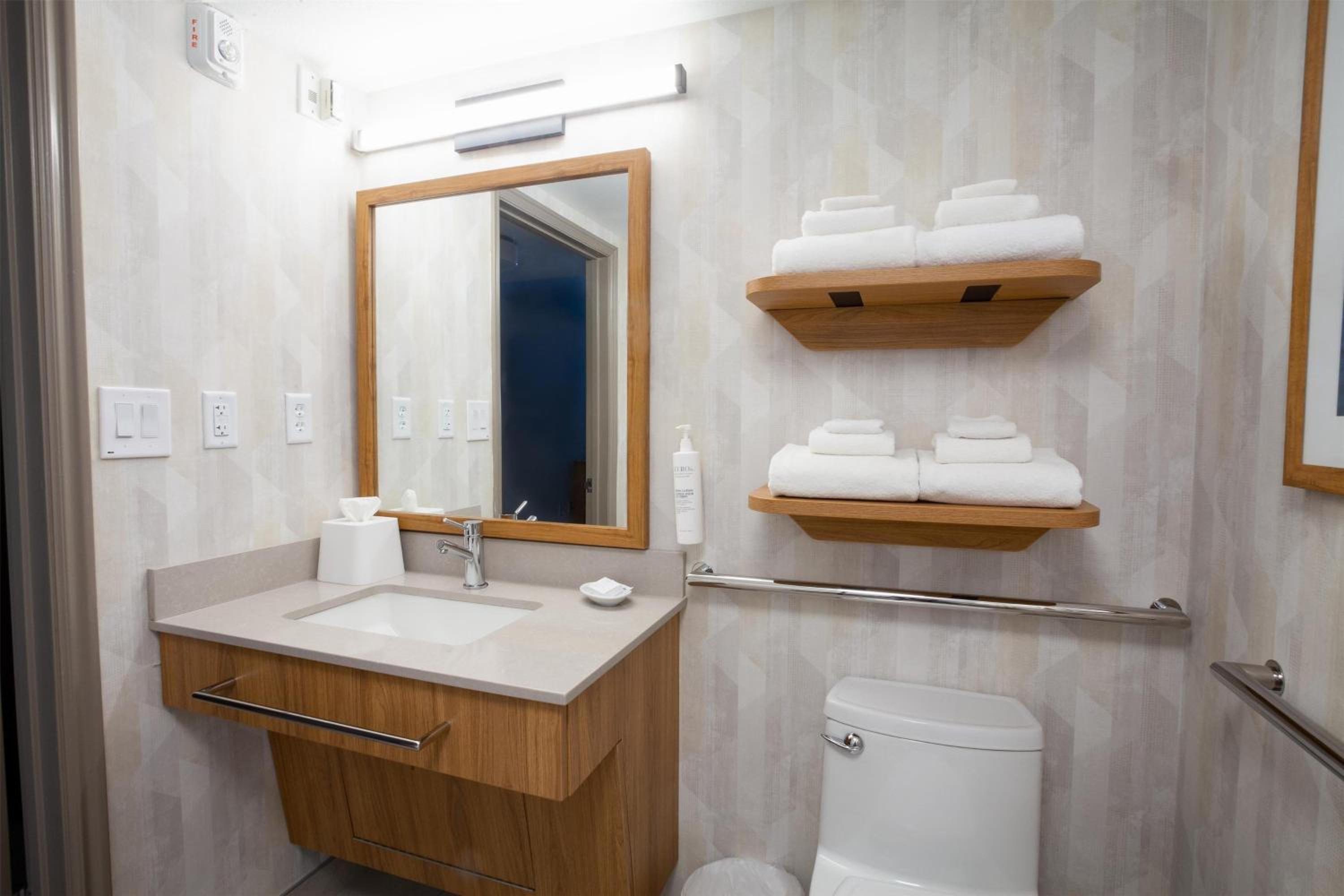 King Room with Bath Tub - Mobility and Hearing Access