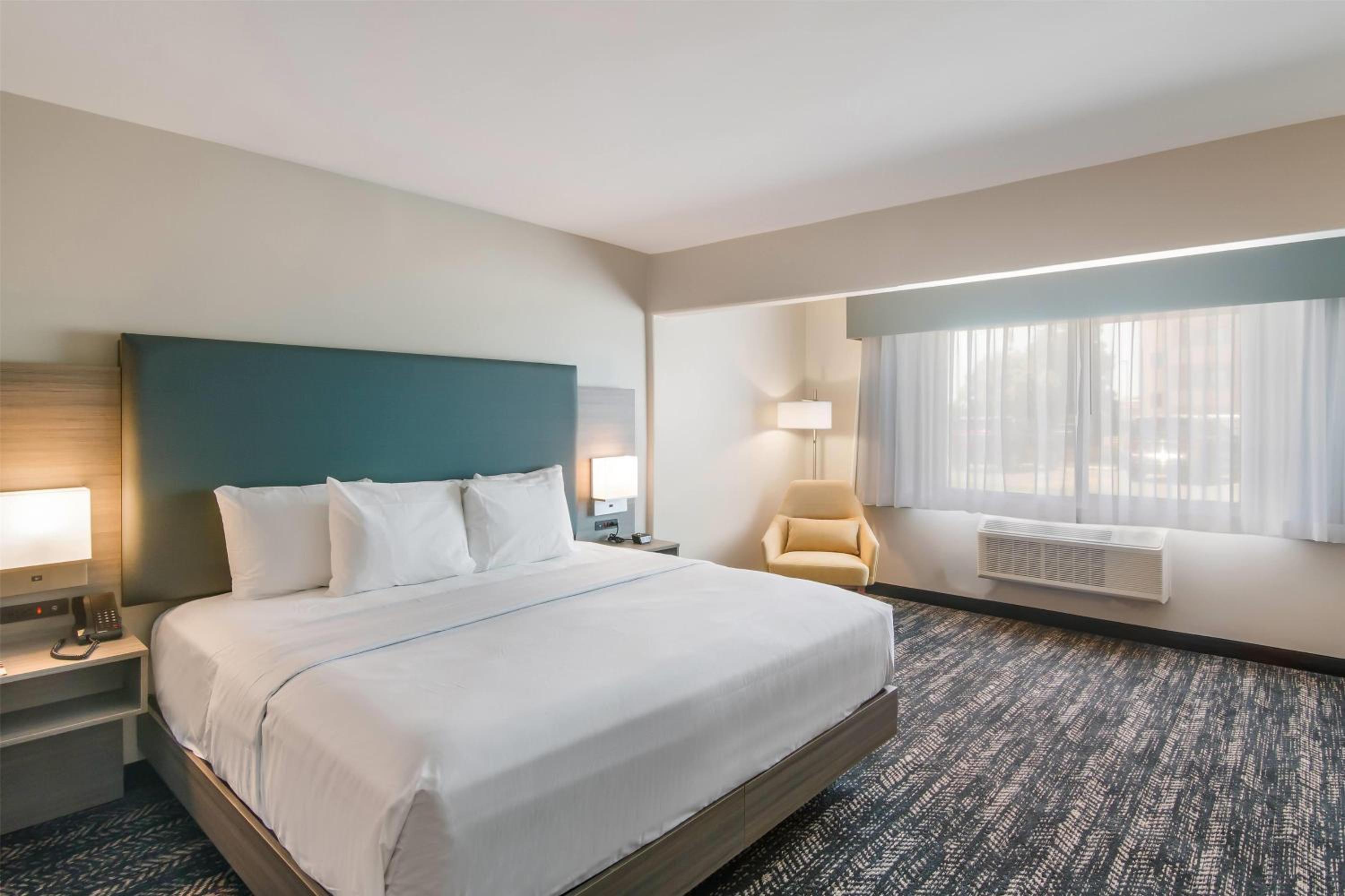 King Room with Mobility/Hearing Access and Roll-In Shower, Non-Smoking