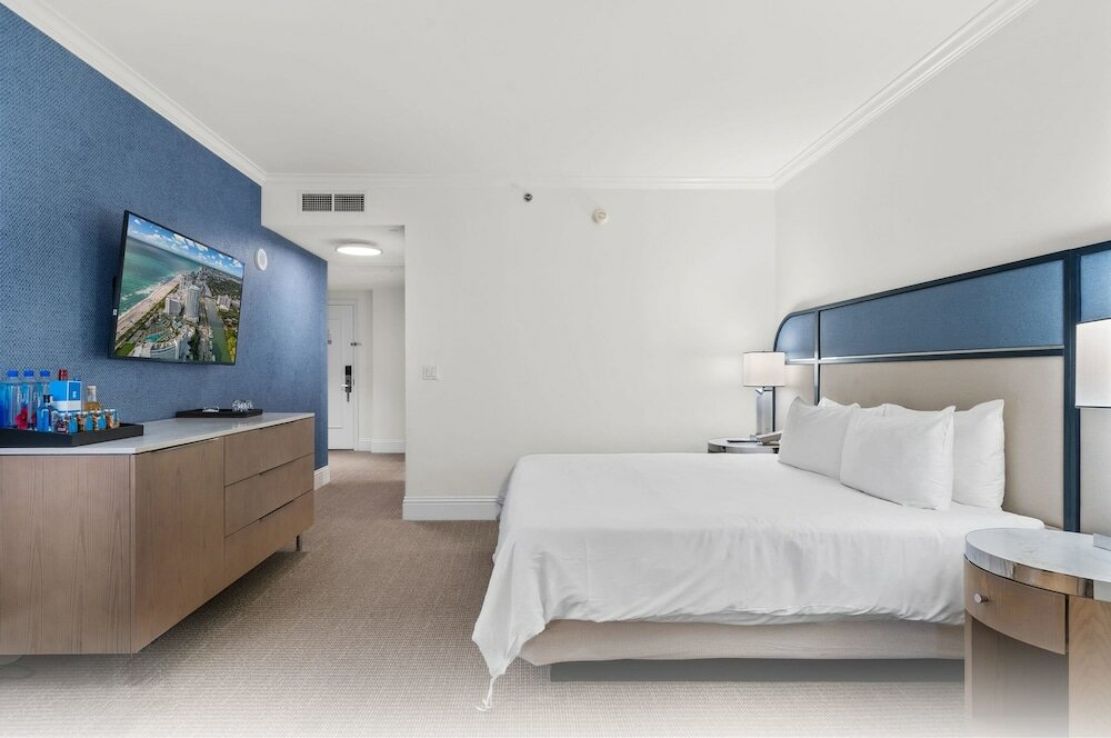 Junior Suite, 1 King Bed with Sofa bed, Balcony, Ocean View