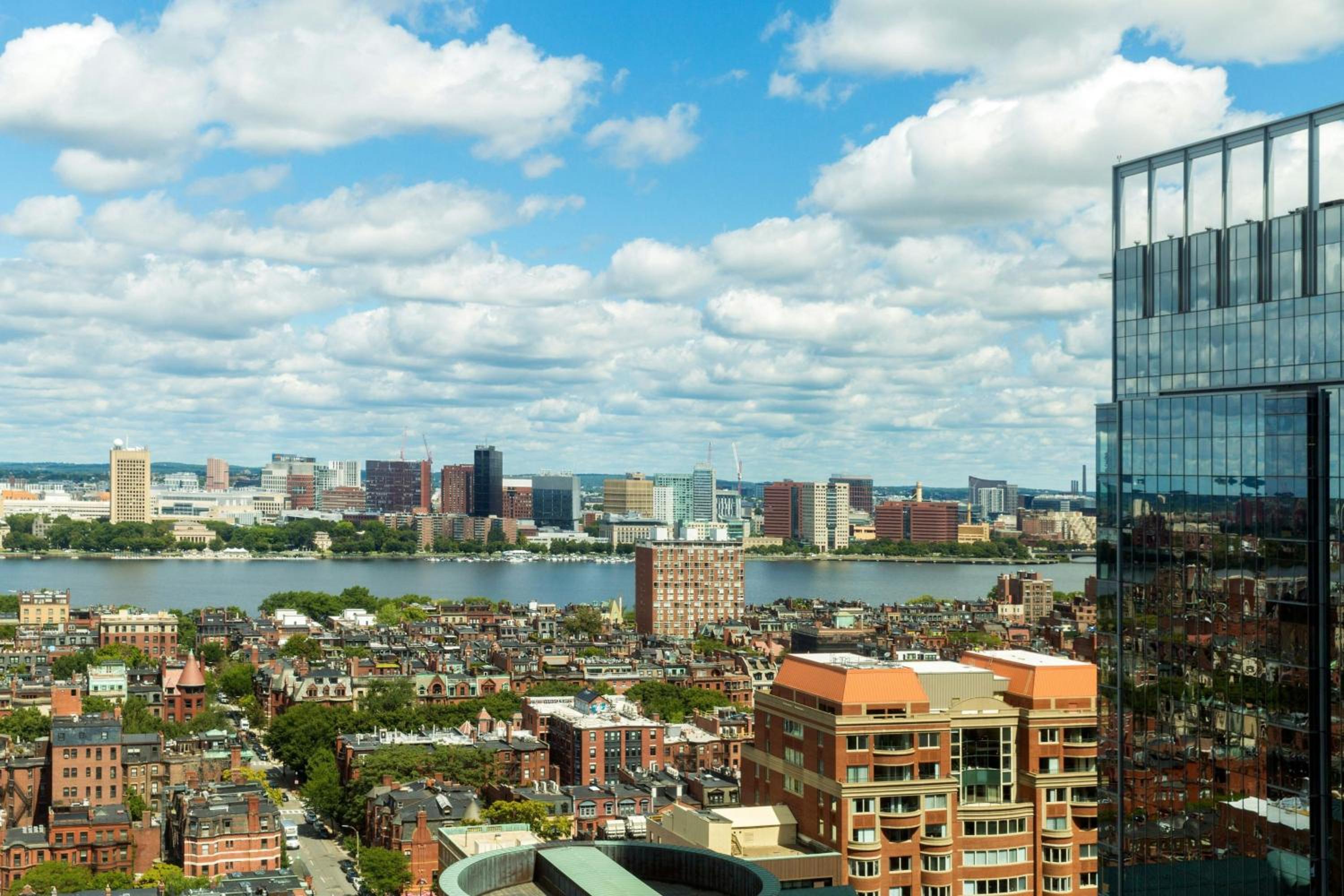 Executive Deluxe, Guest room, 1 King, Sofa bed, High floor (Mobility &amp; Hearing Accessible w/ Tub)