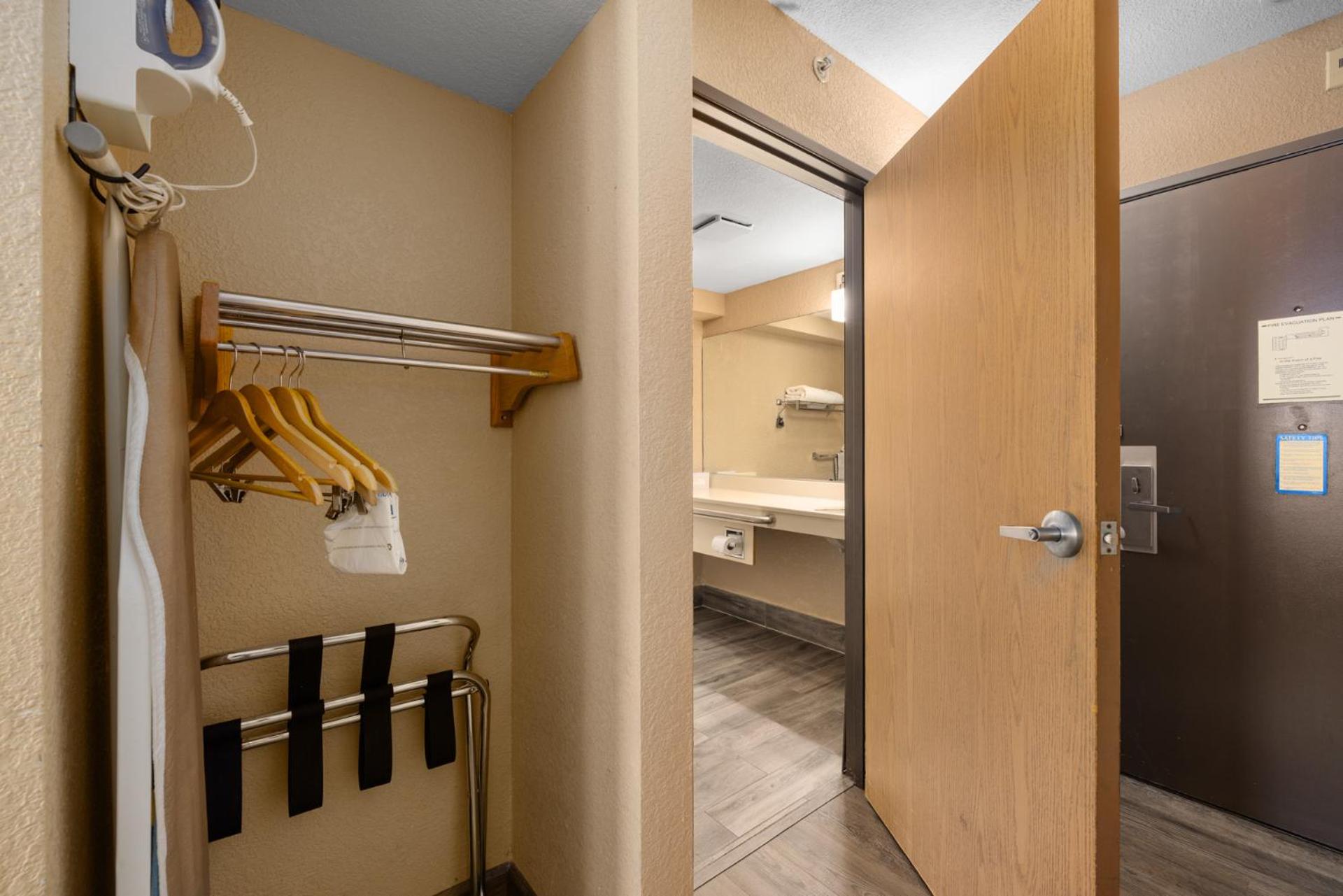 King Room with Mobility/Hearing Impaired Access - Non-Smoking