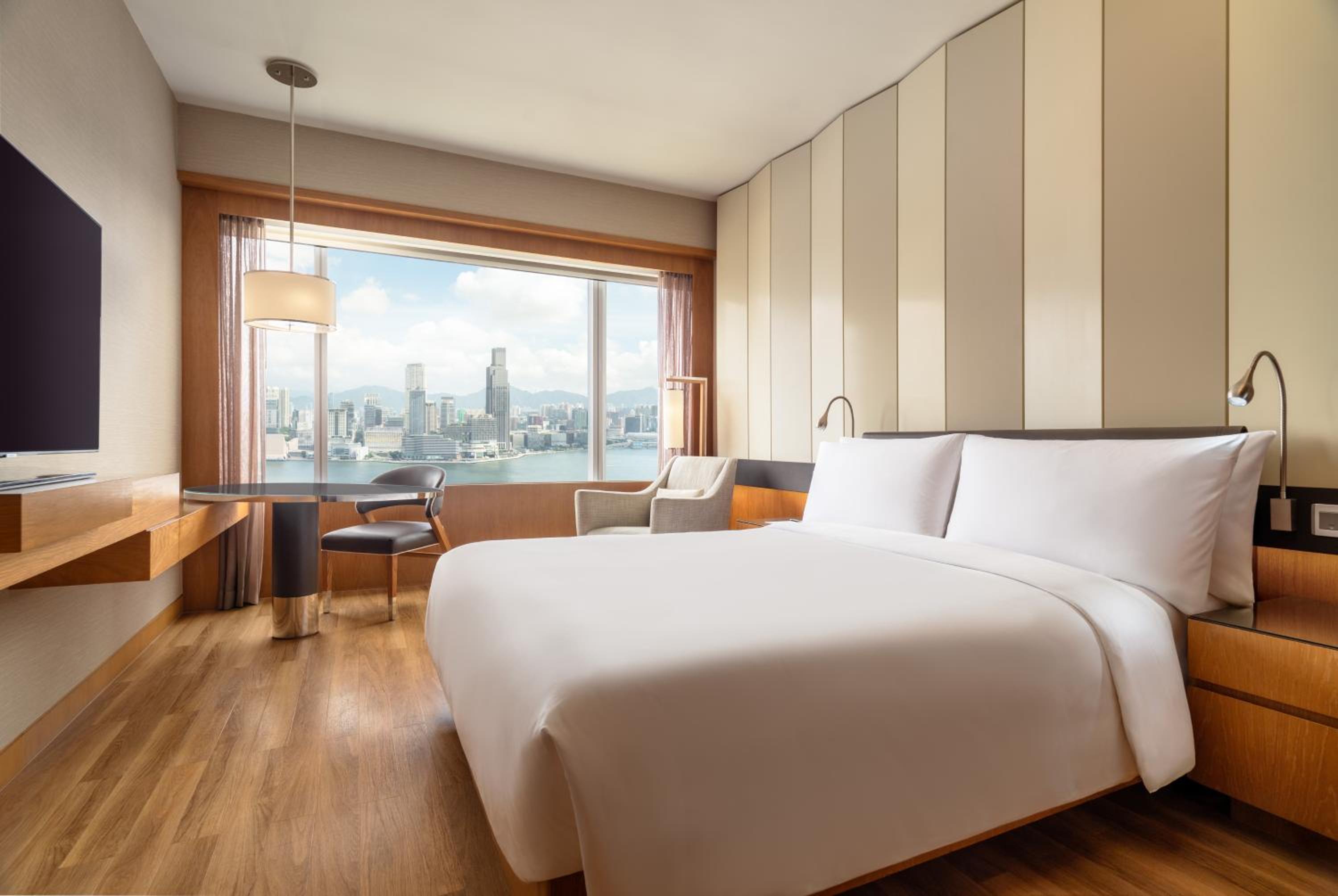 Queen Room with Victoria Harbor View