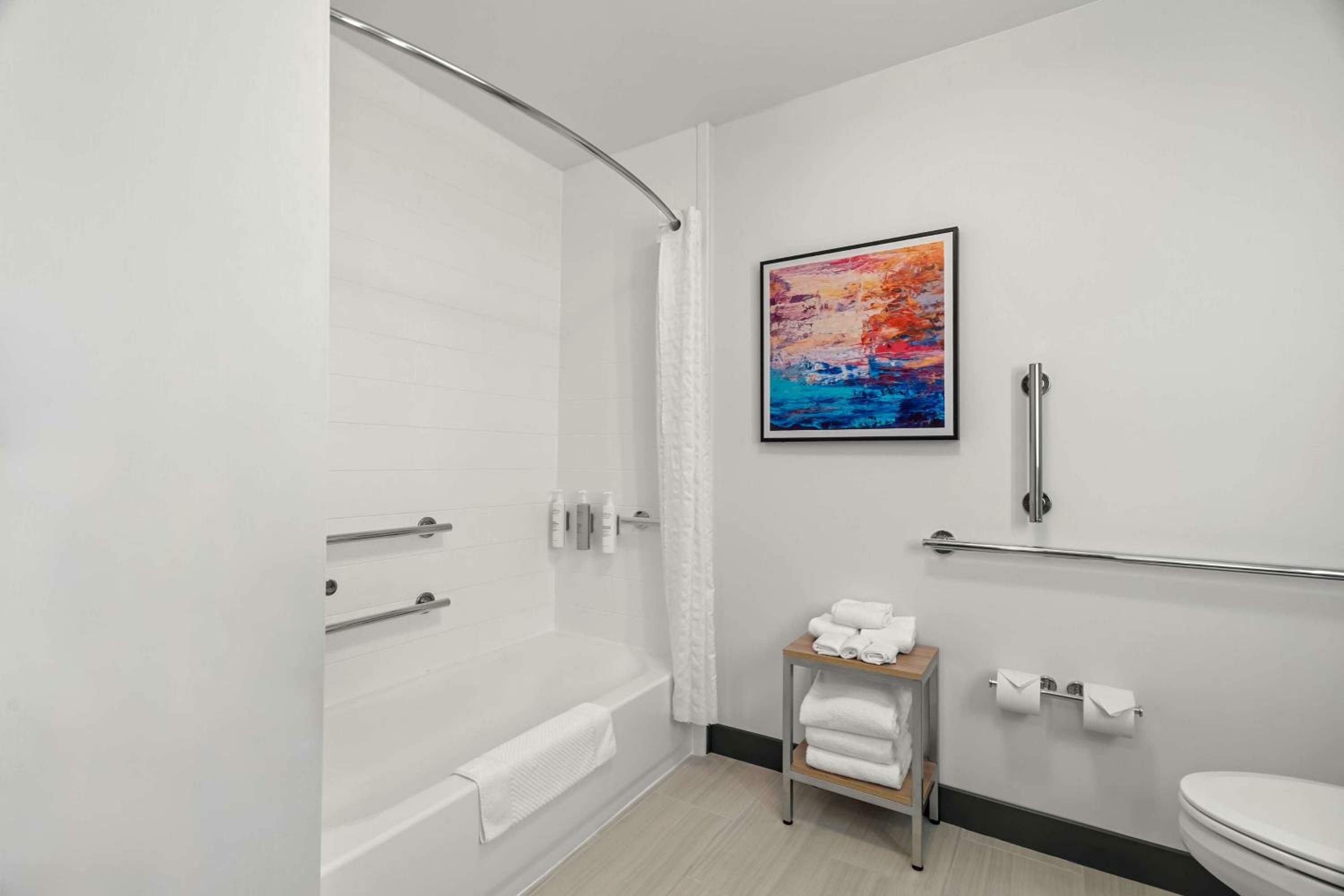 King Room with Bath Tub - Mobility Access