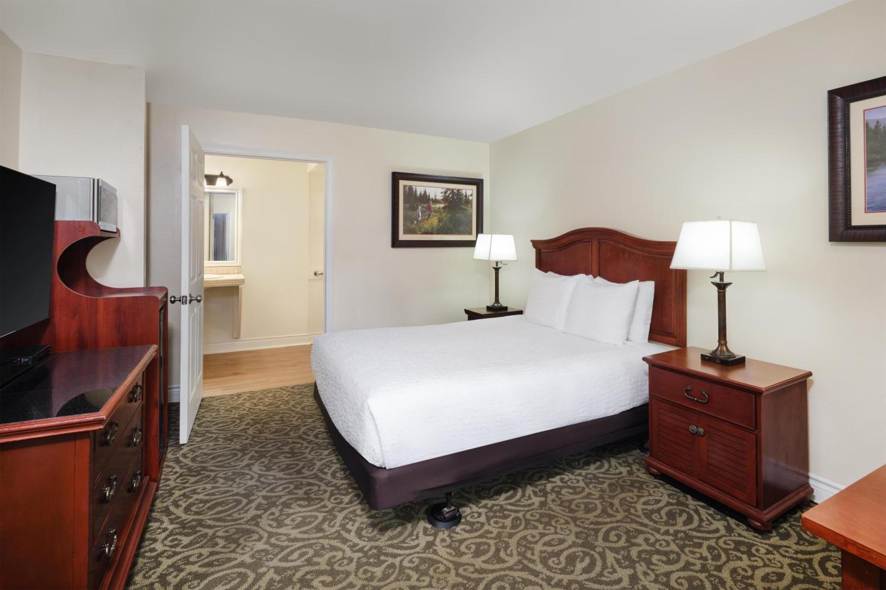Queen Room with Roll-In Shower - Disability Access