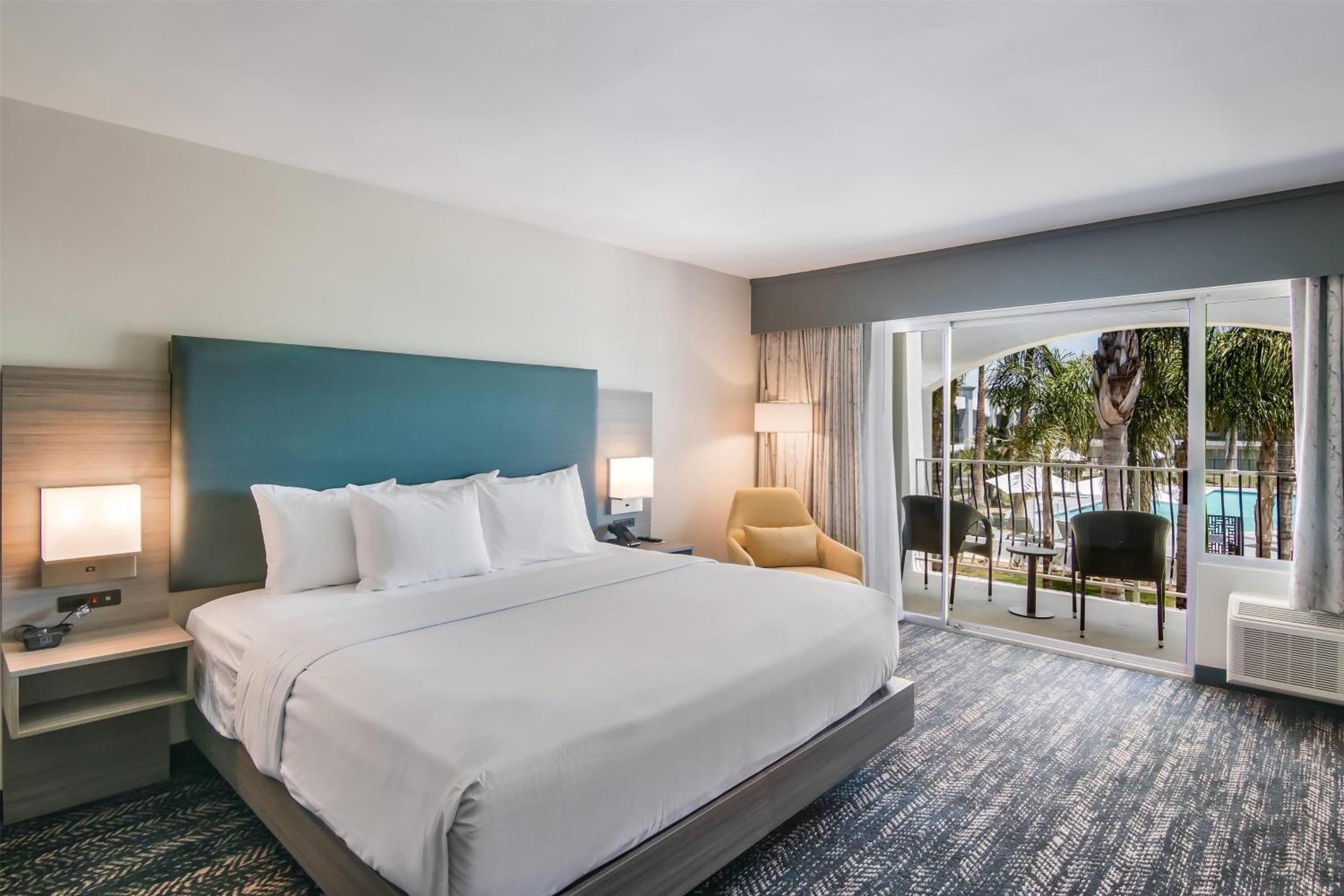 King Room with Pool View - Non-Smoking