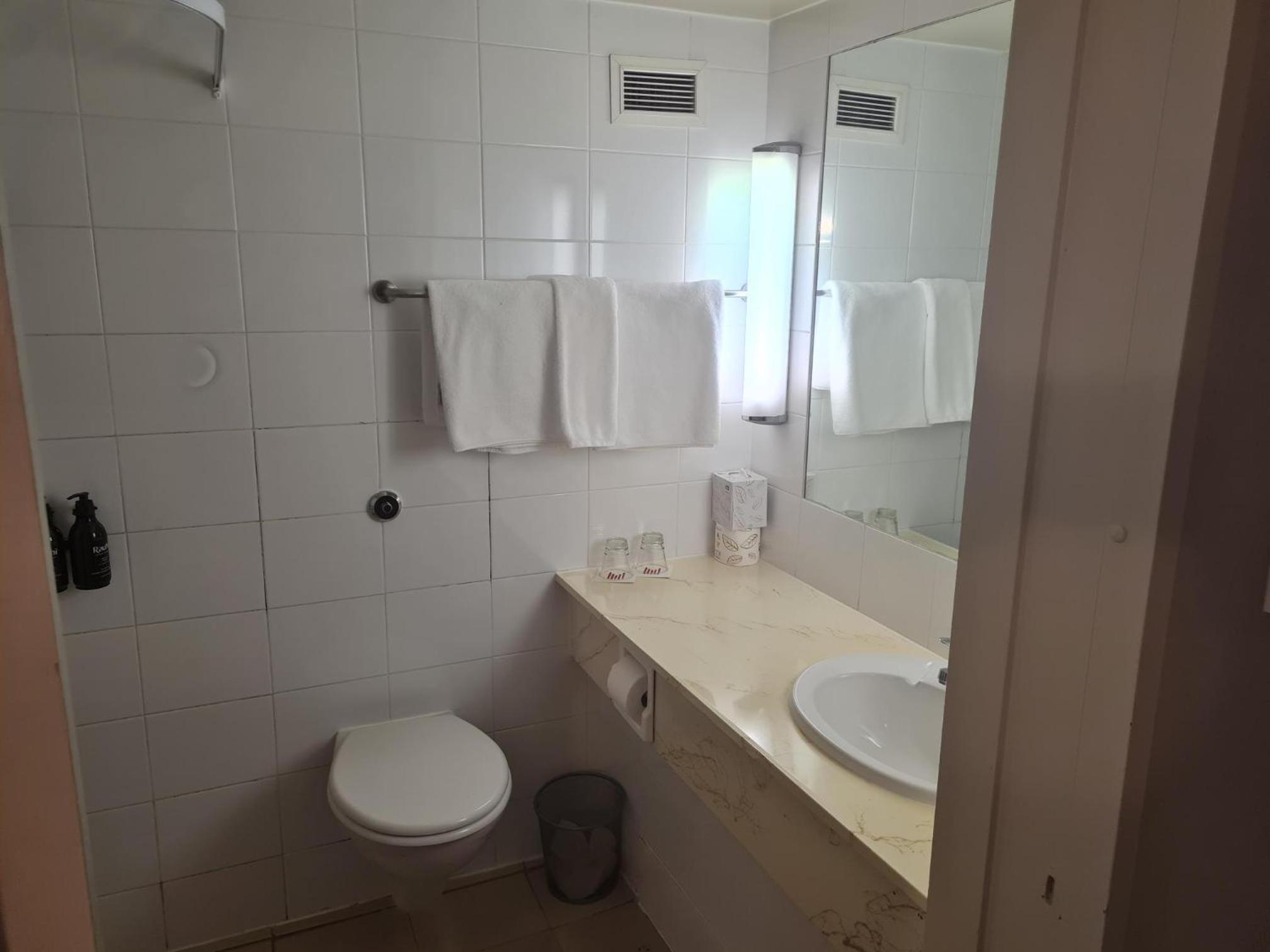 Superior Accessible 1 King or 2 Singles