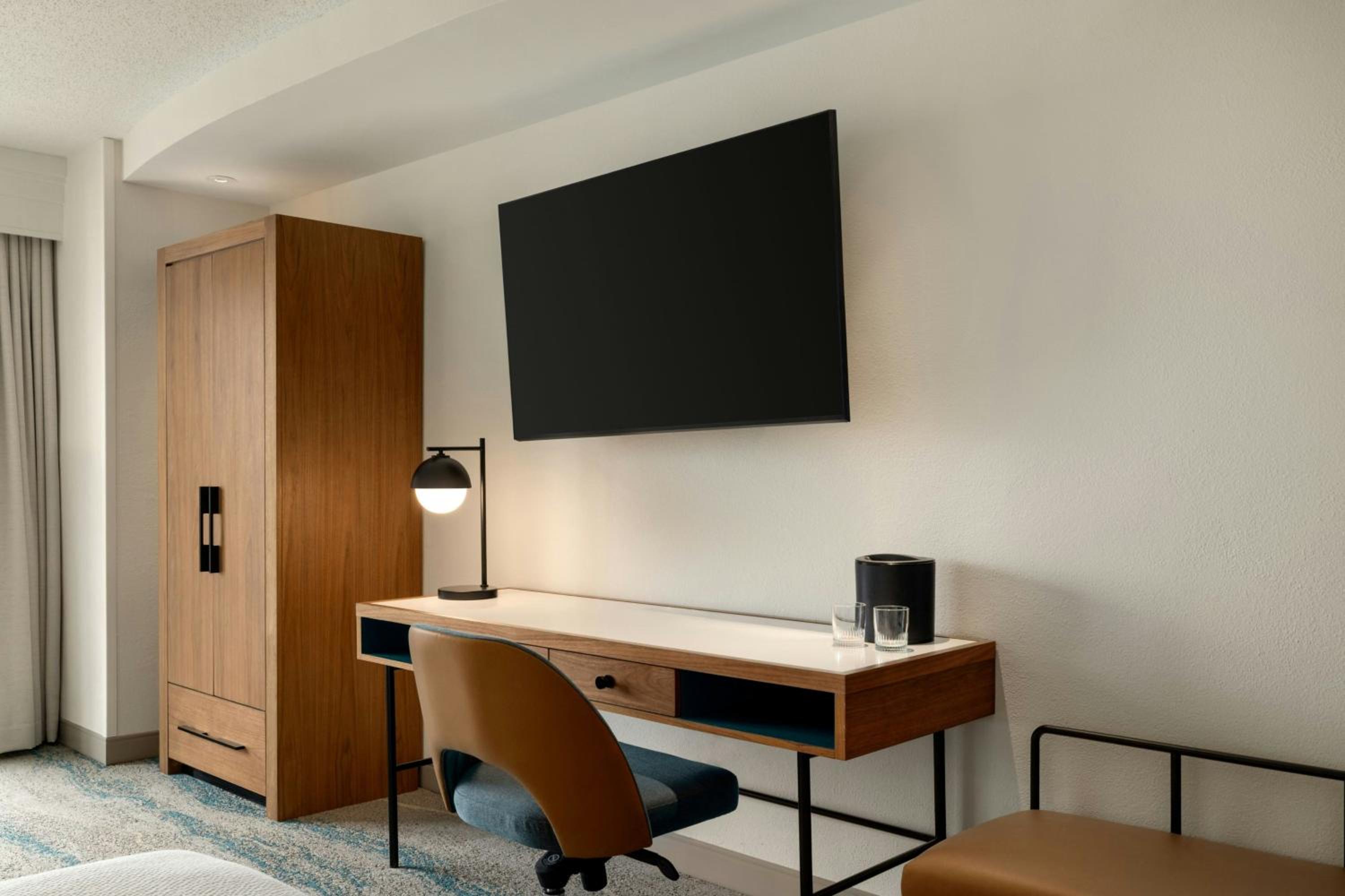 King Room with Sofa Bed/Boardwalk View/Oceanfront - Hearing Accessible