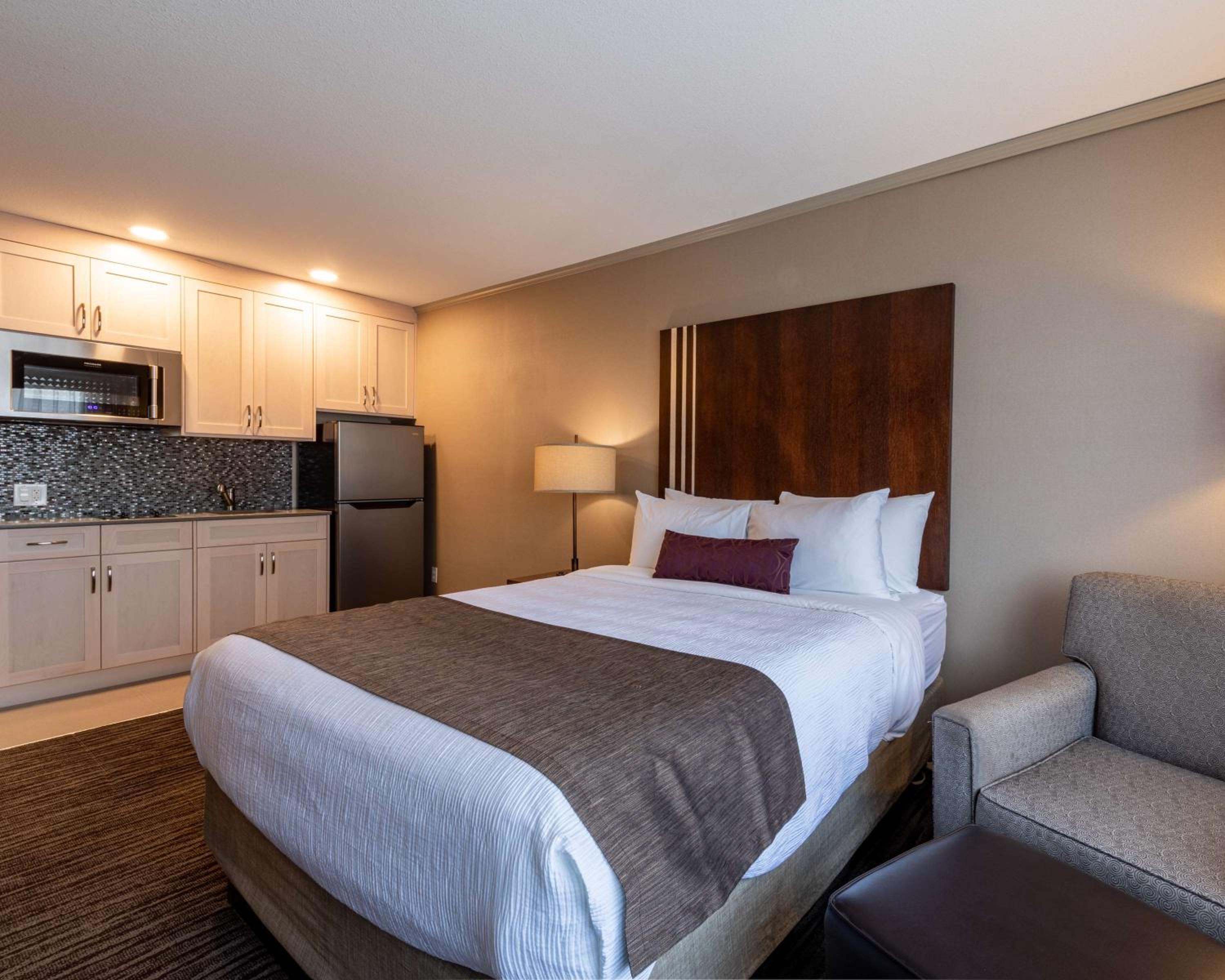 Queen Room with Kitchenette - Non-Smoking