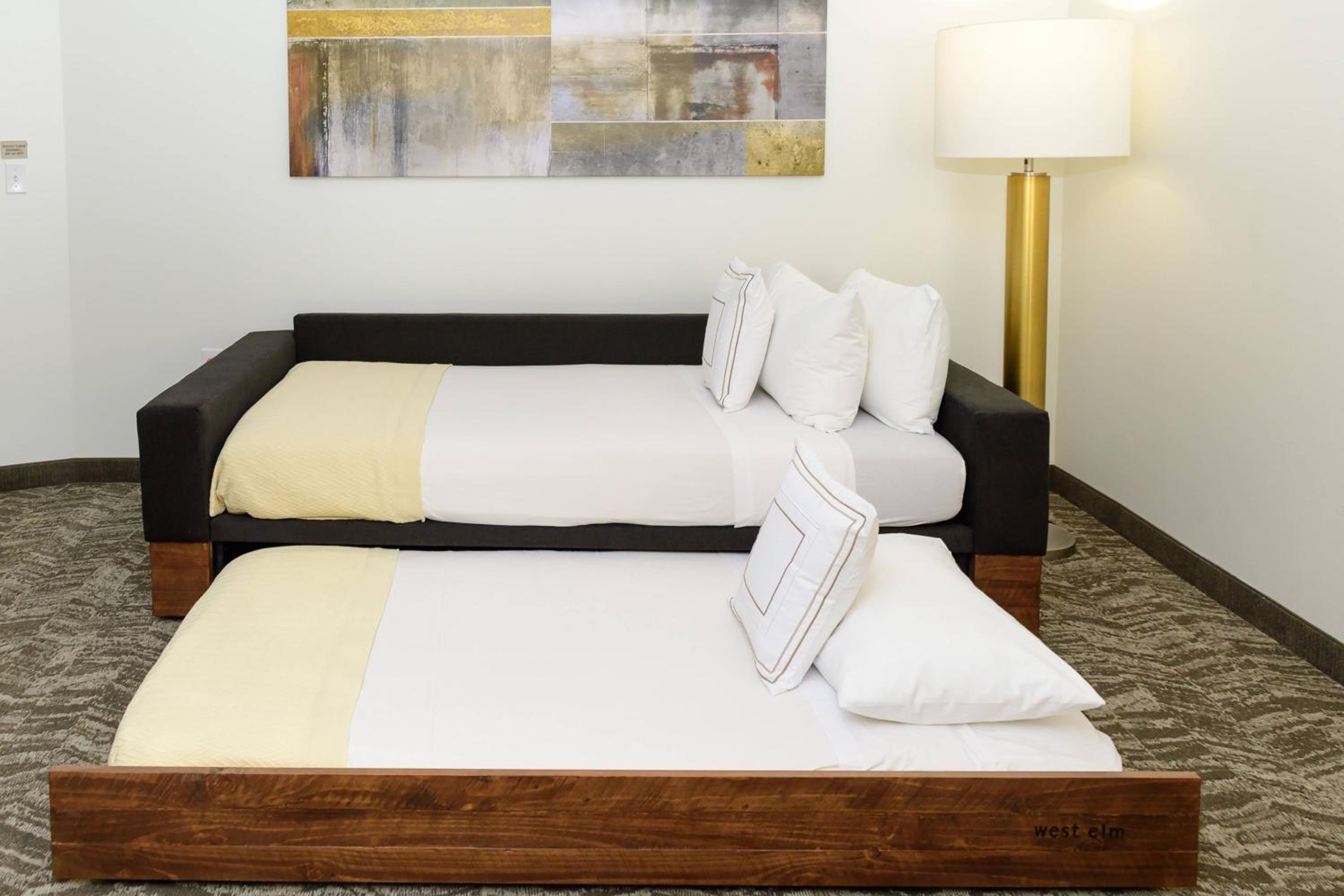 King Studio with Sofa Bed and Adapted Tub - Mobility and Hearing Accessible