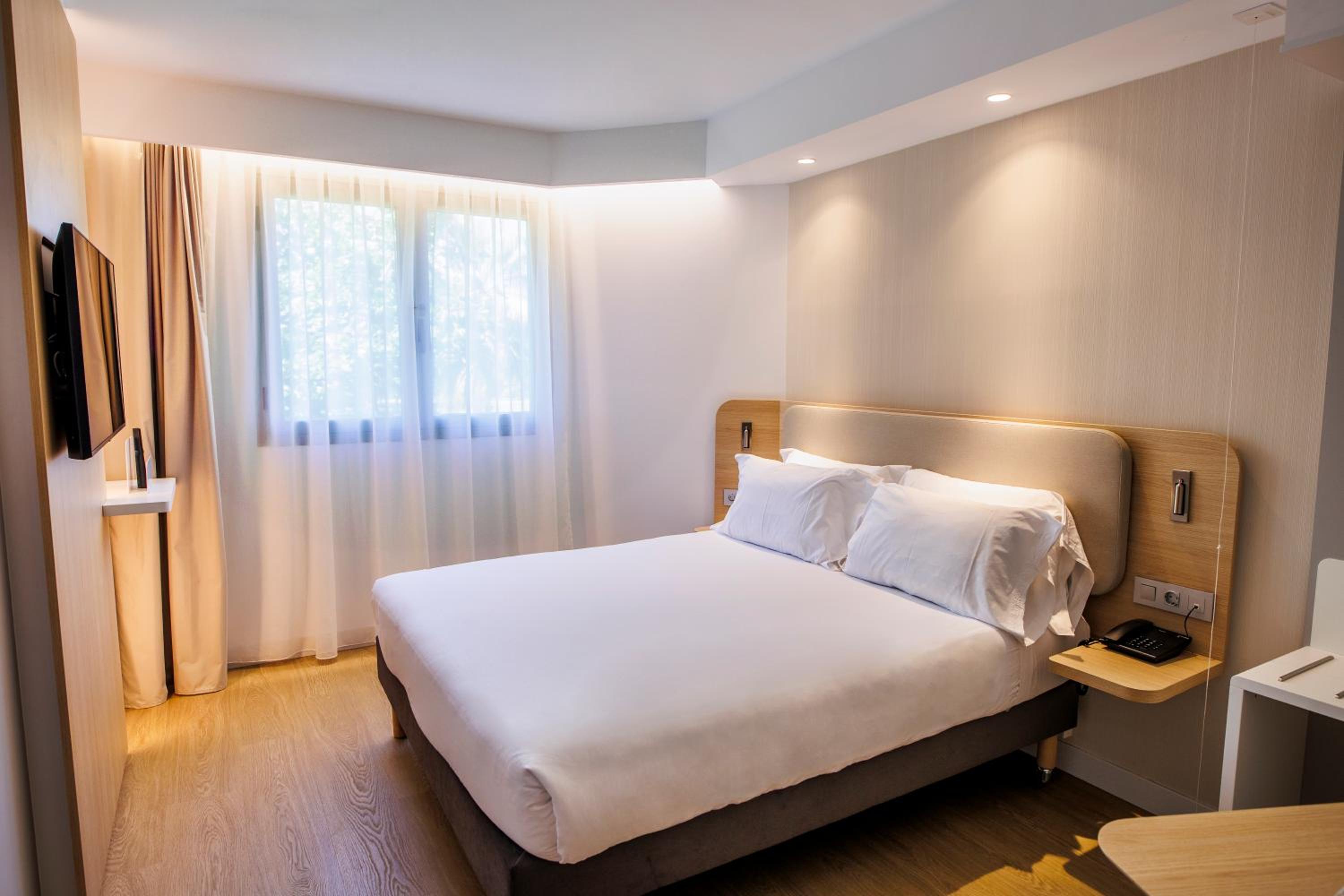 Standard Queen Room with Single Sofa Bed - Free Breakfast