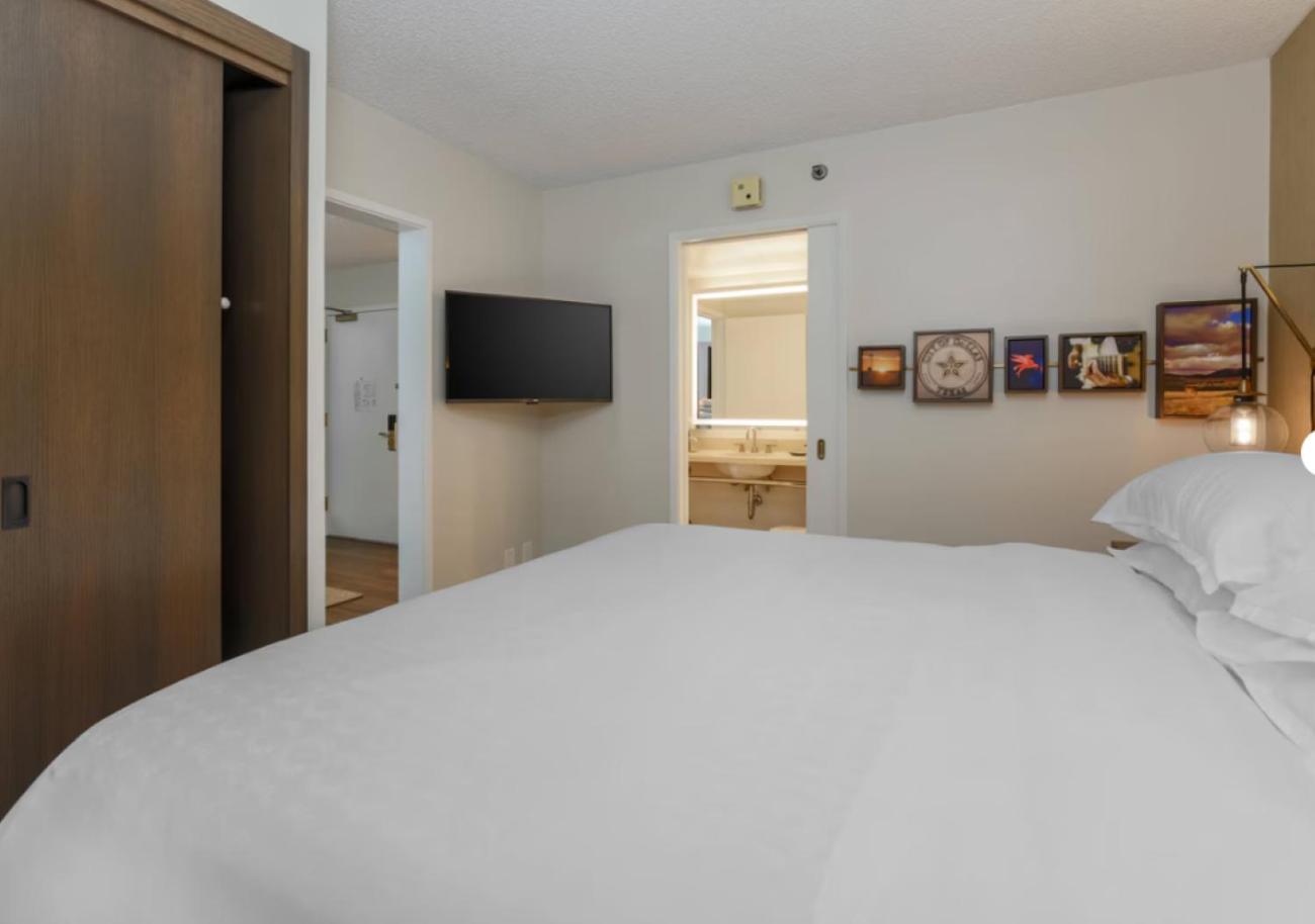 1 King &amp; 1 Queen, Concierge level, 2 Bedroom Suite, Balcony