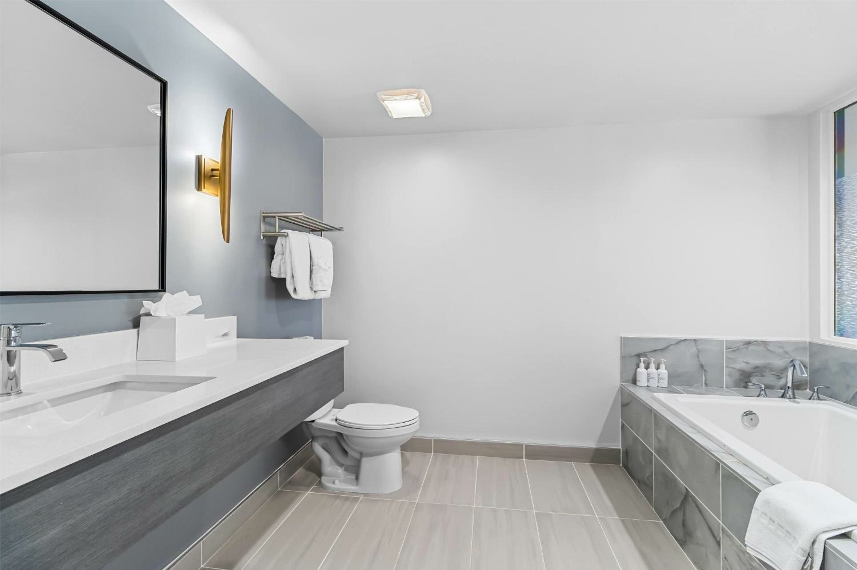 One-Bedroom Deluxe King Suite with Pool View - Non-Smoking