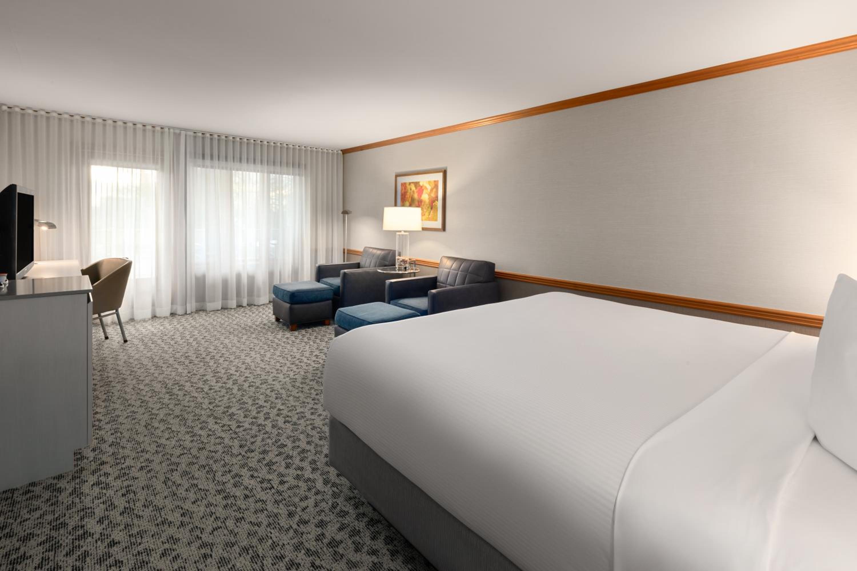 Premier King Room with Balcony - Non-Smoking