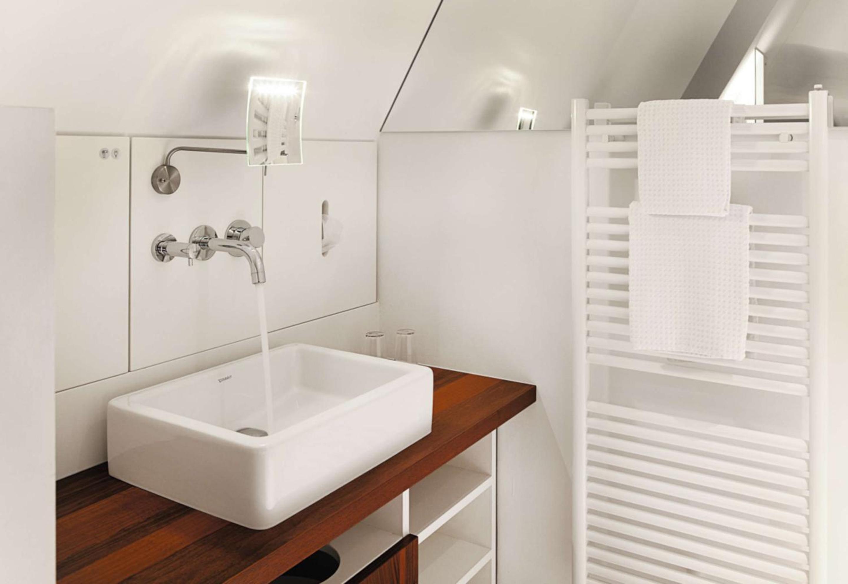 Standard Queen Room with Shower and Convertible Twin Beds