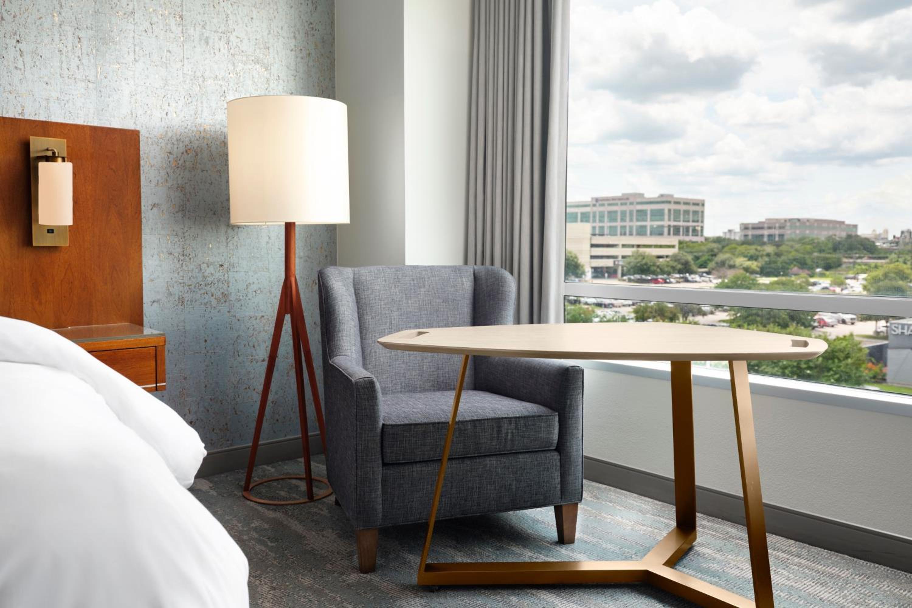 Deluxe Queen Room with Tub - Mobility/Hearing Accessible