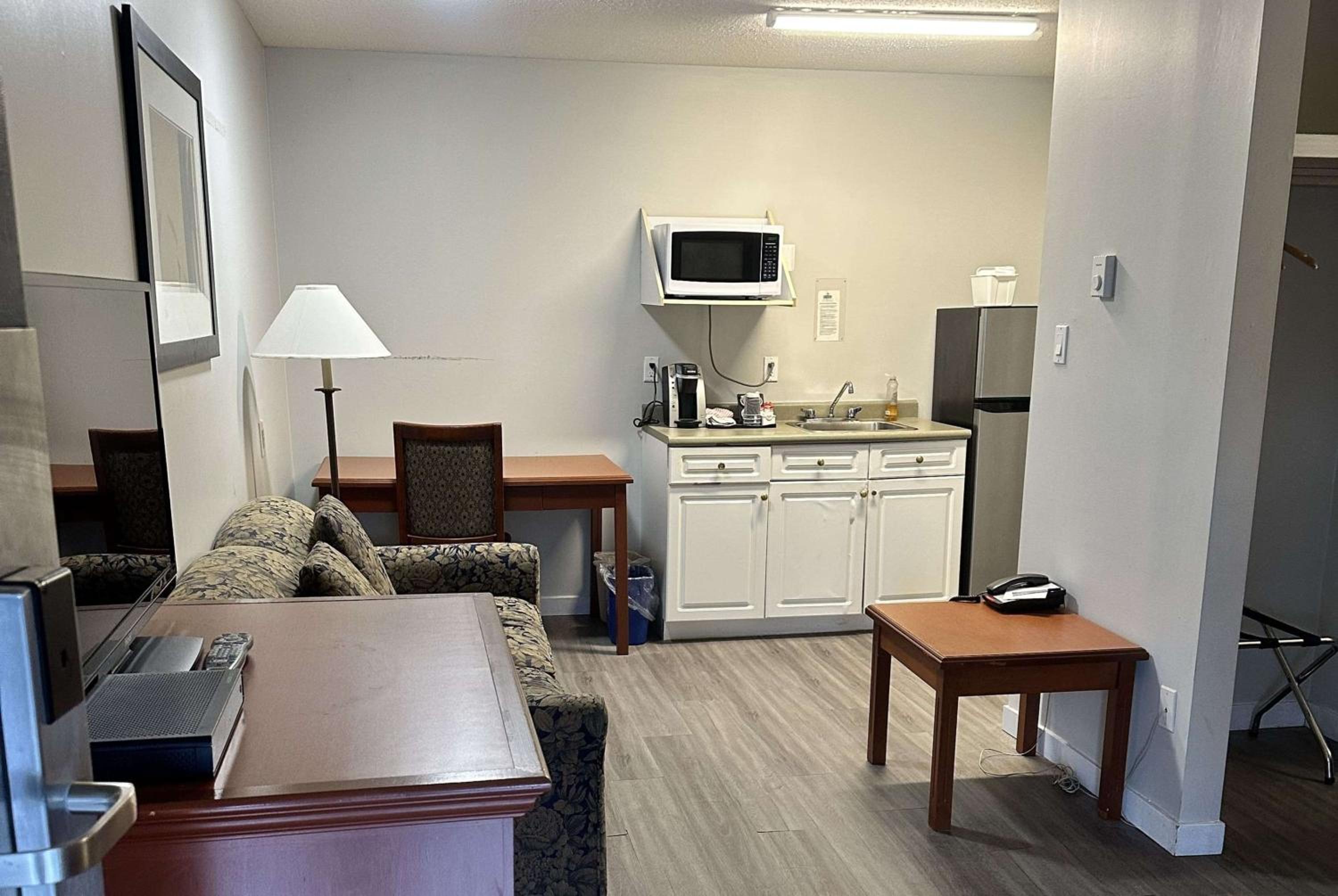 Deluxe Queen Room - Non-Smoking