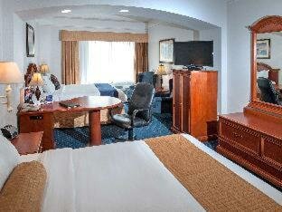 Queen Room with Two Queen Beds and Roll-In Shower - Mobility Accessible