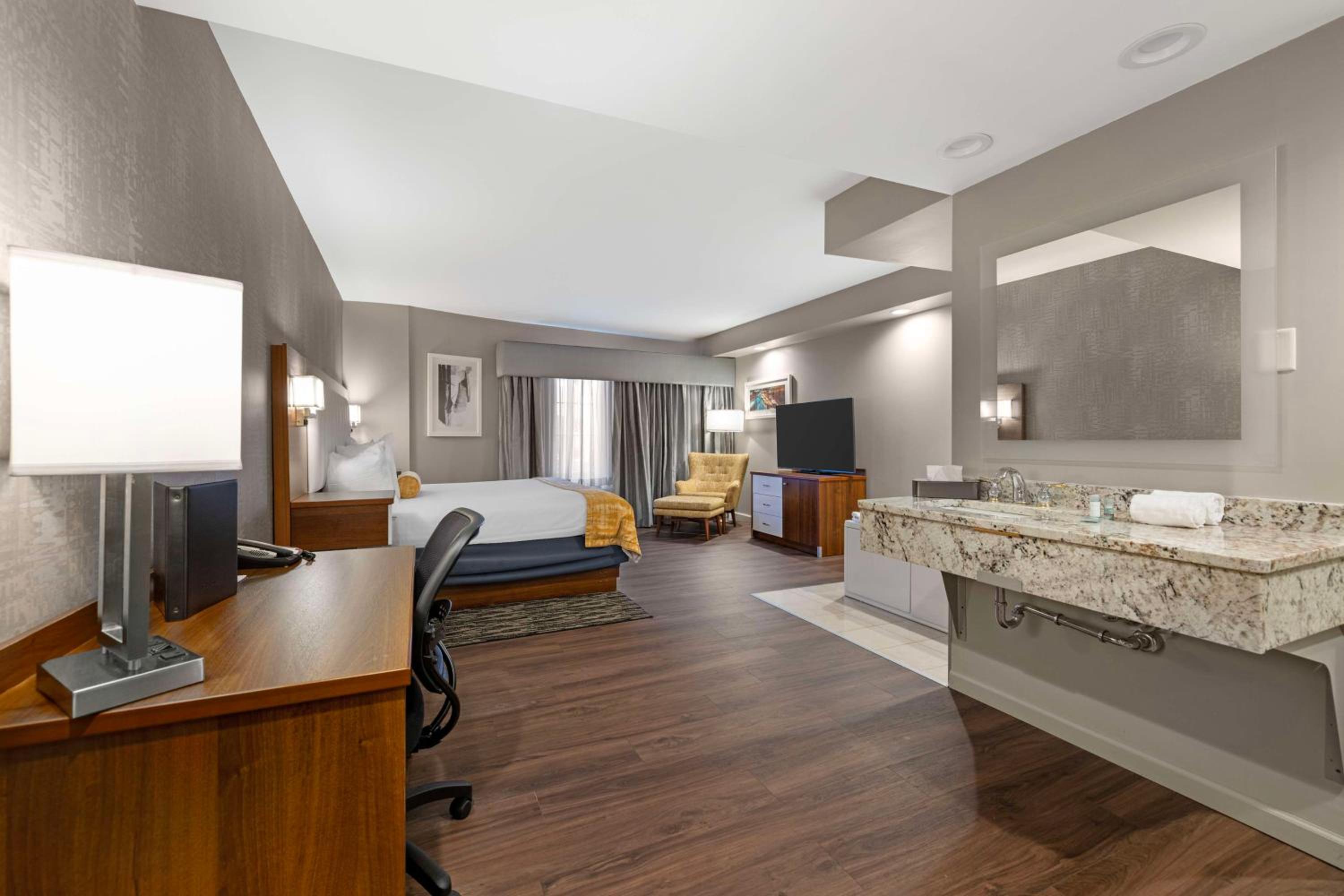 King Suite with Spa Bath - Non-Smoking