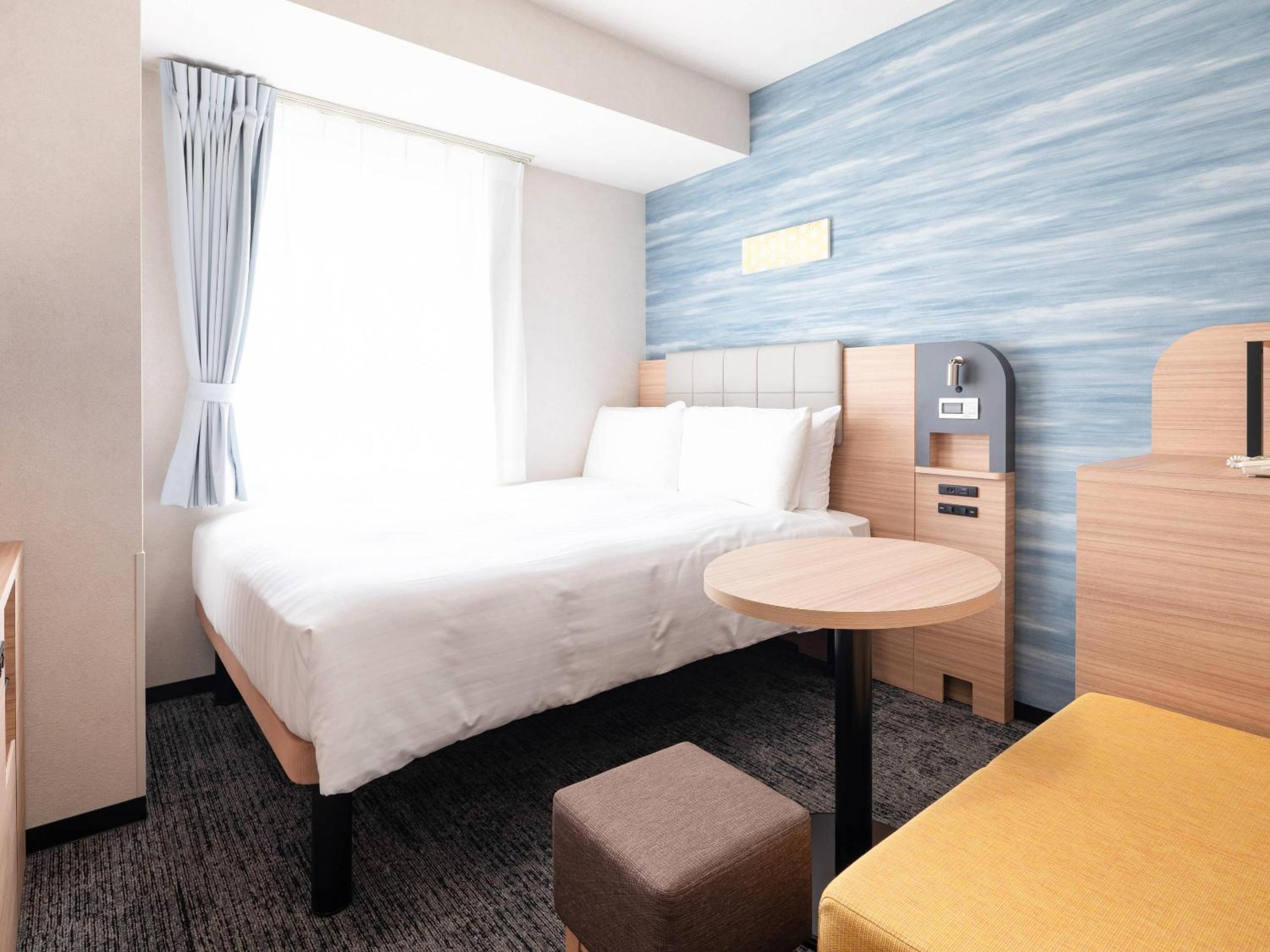 Double Room with Table and Chairs - Non-Smoking