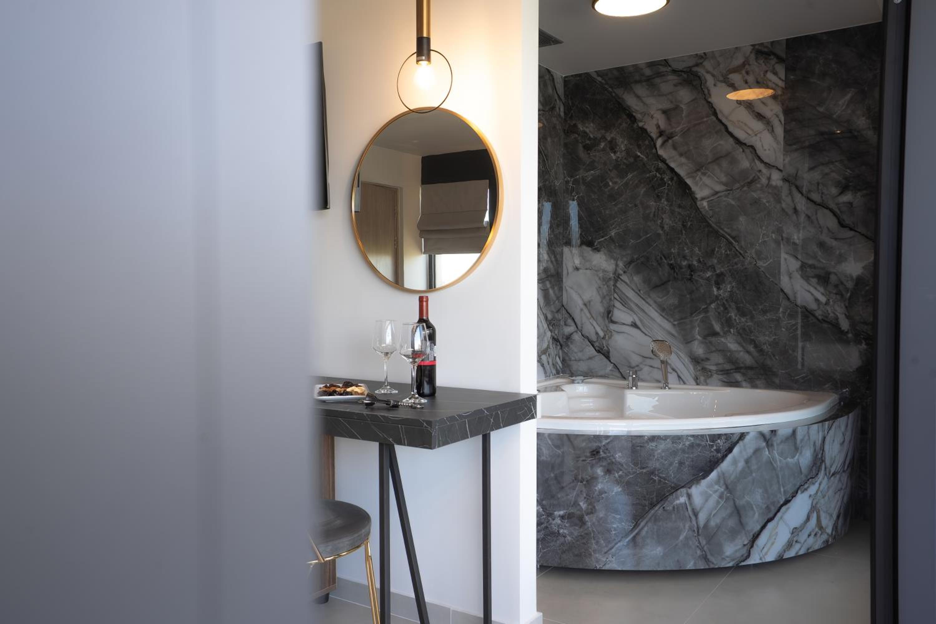 Deluxe Suite with Spa Bath