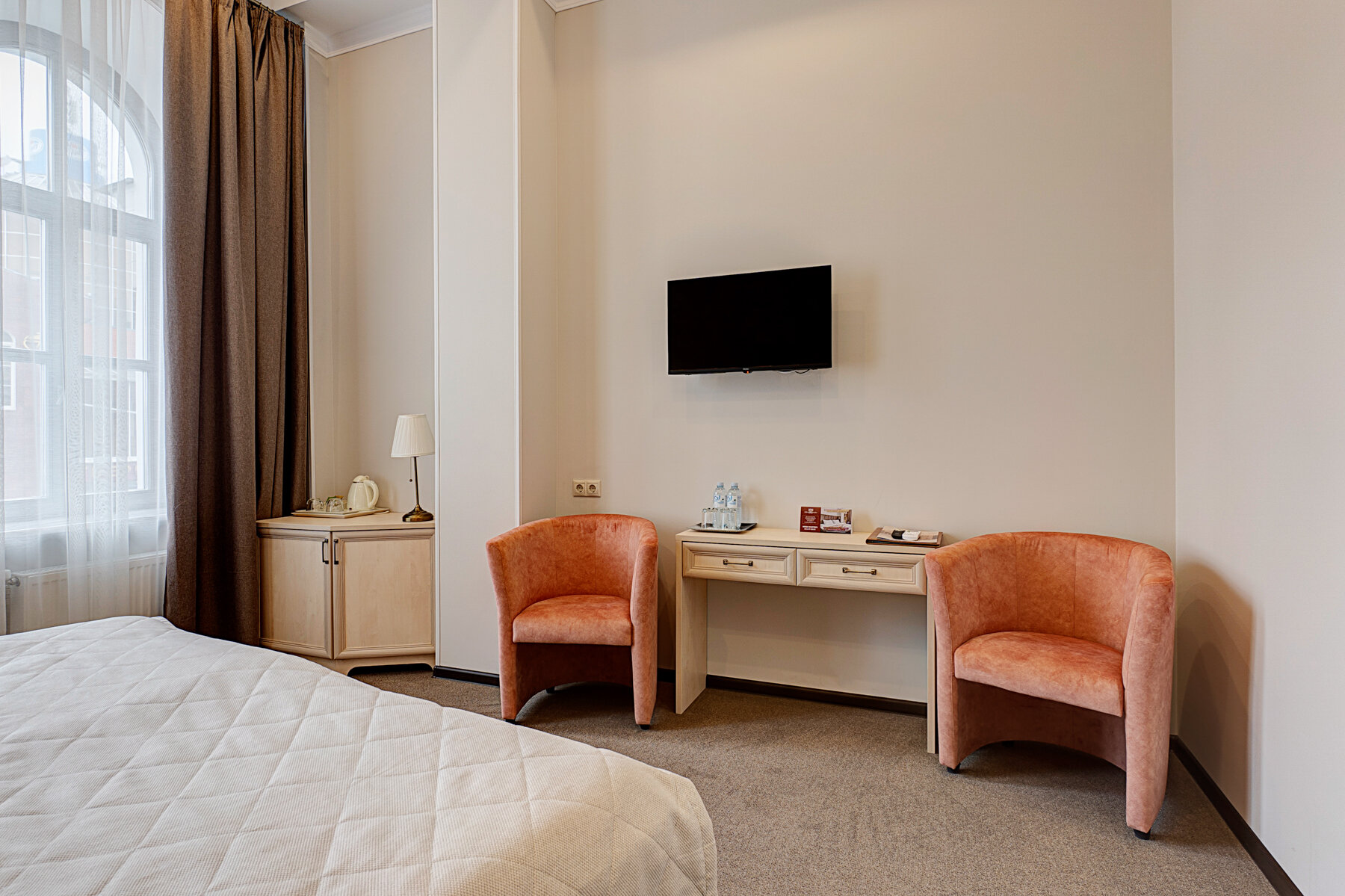 Номер первой категории "двухместный стандарт с большой кроватью"