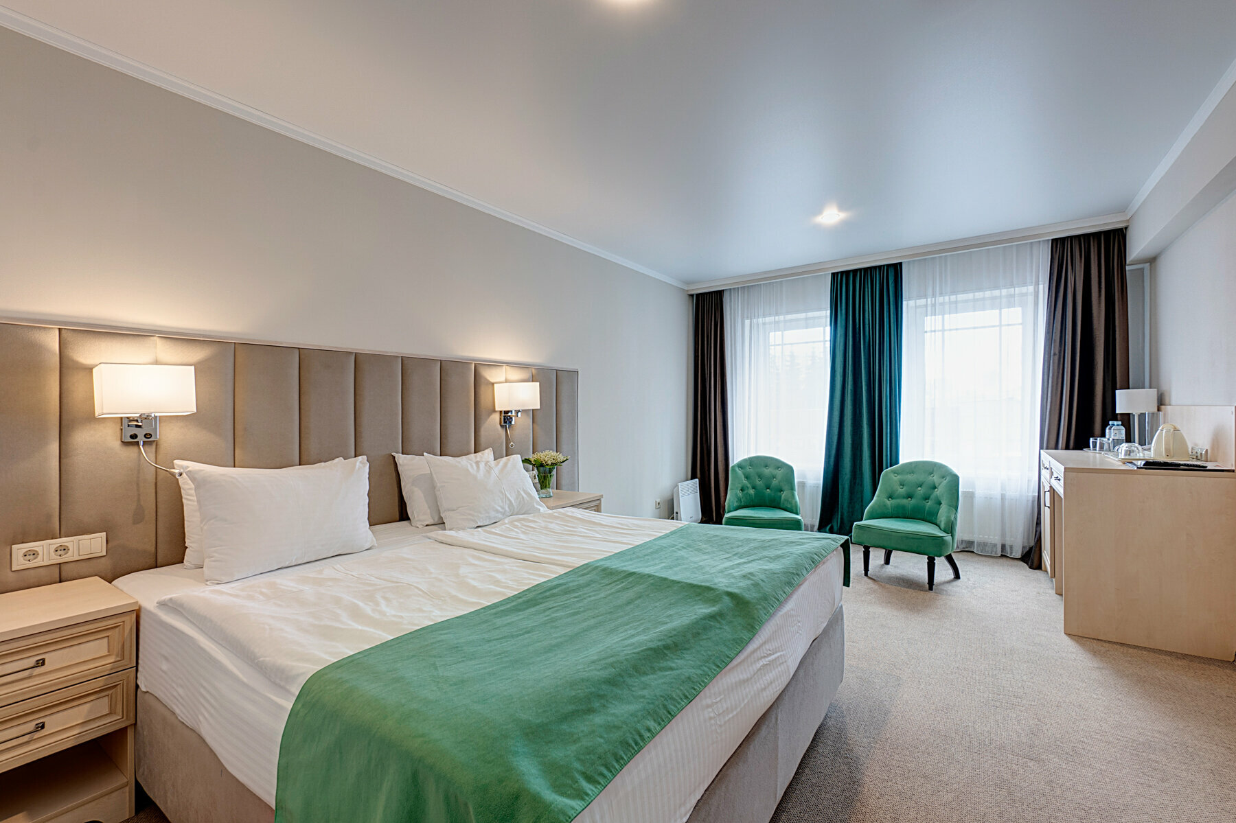 Номер первой категории "двухместный стандарт с большой кроватью"