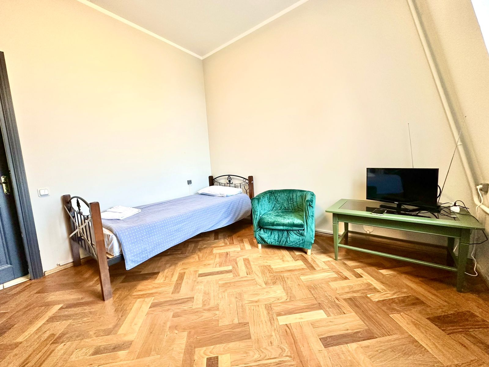 Трехместный номер с общей ванной комнатой