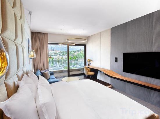 Club Room With City View