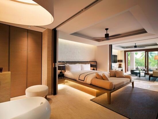 1 Bedroom Suite, 1 King, Garden View, Balcony