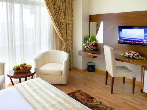 Family Suite One Bedroom With King Bed в Landmark Hotel Baniyas