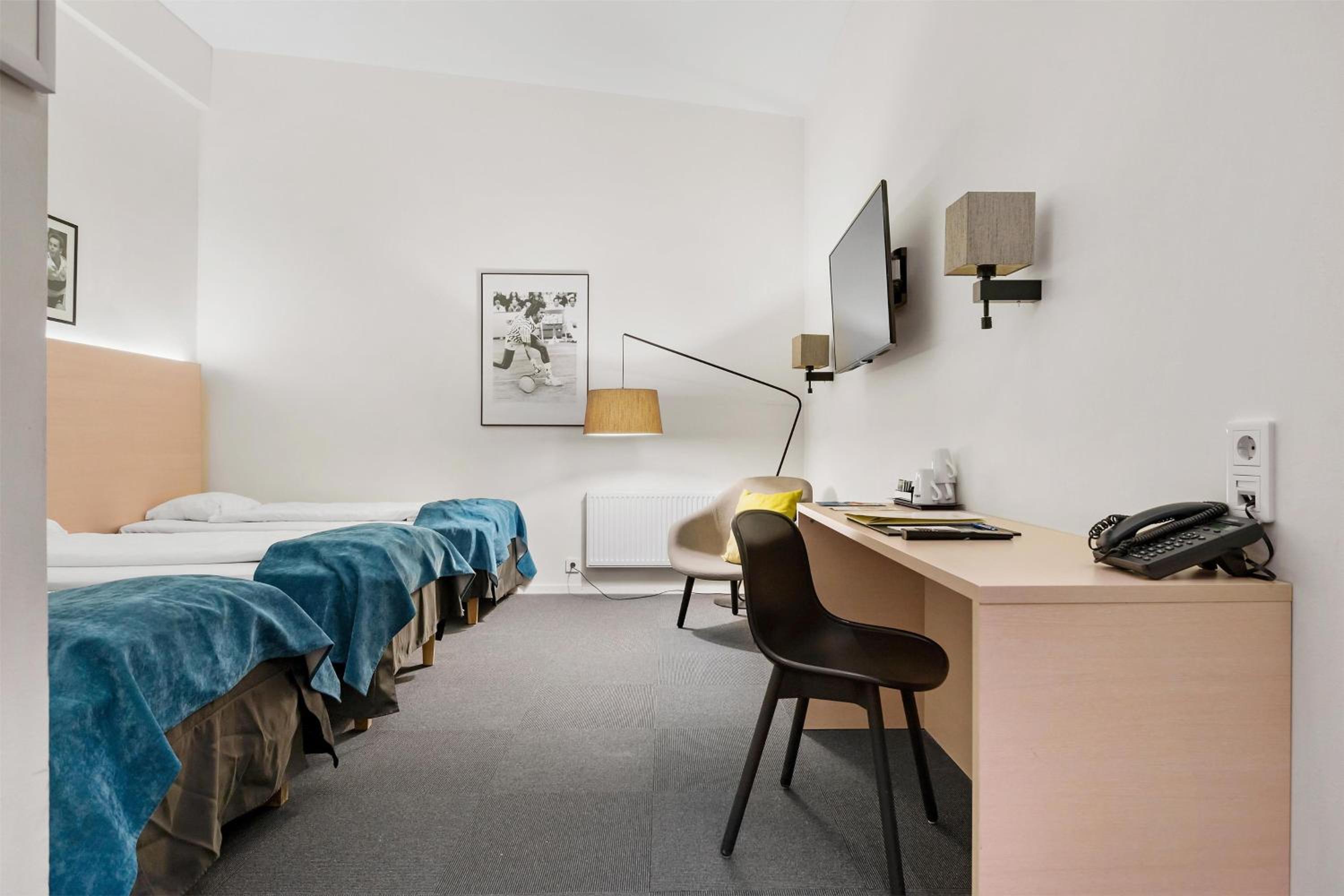 Family Room with Three Single Beds - No Window