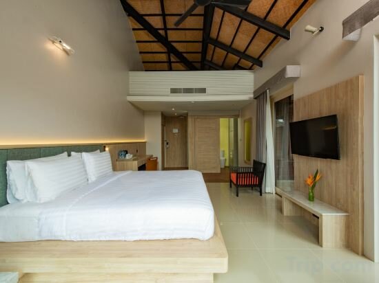 Deluxe Room With Partial Sea View