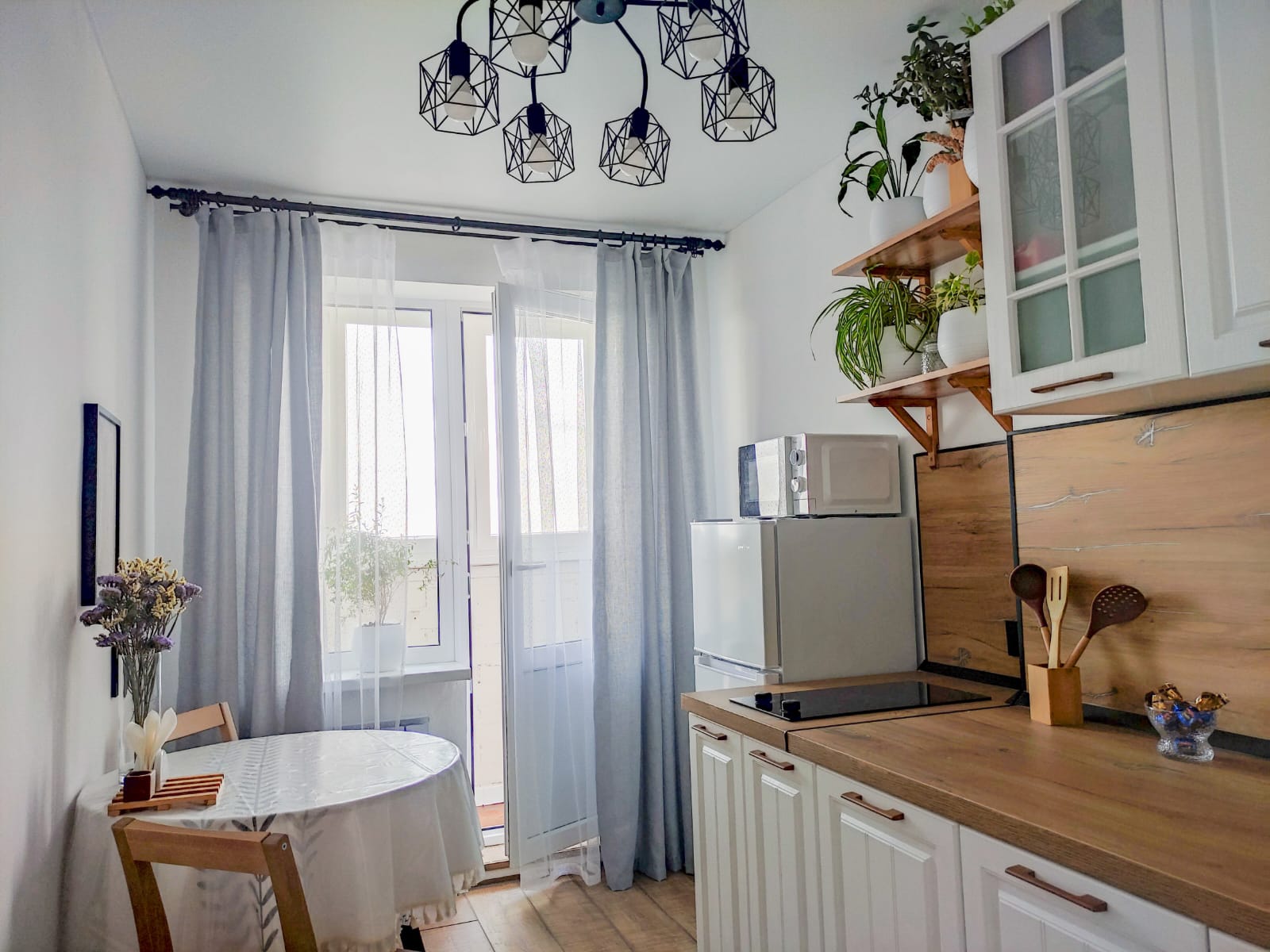 Классный Домик. 1-комнатная квартира с видом на город и облака