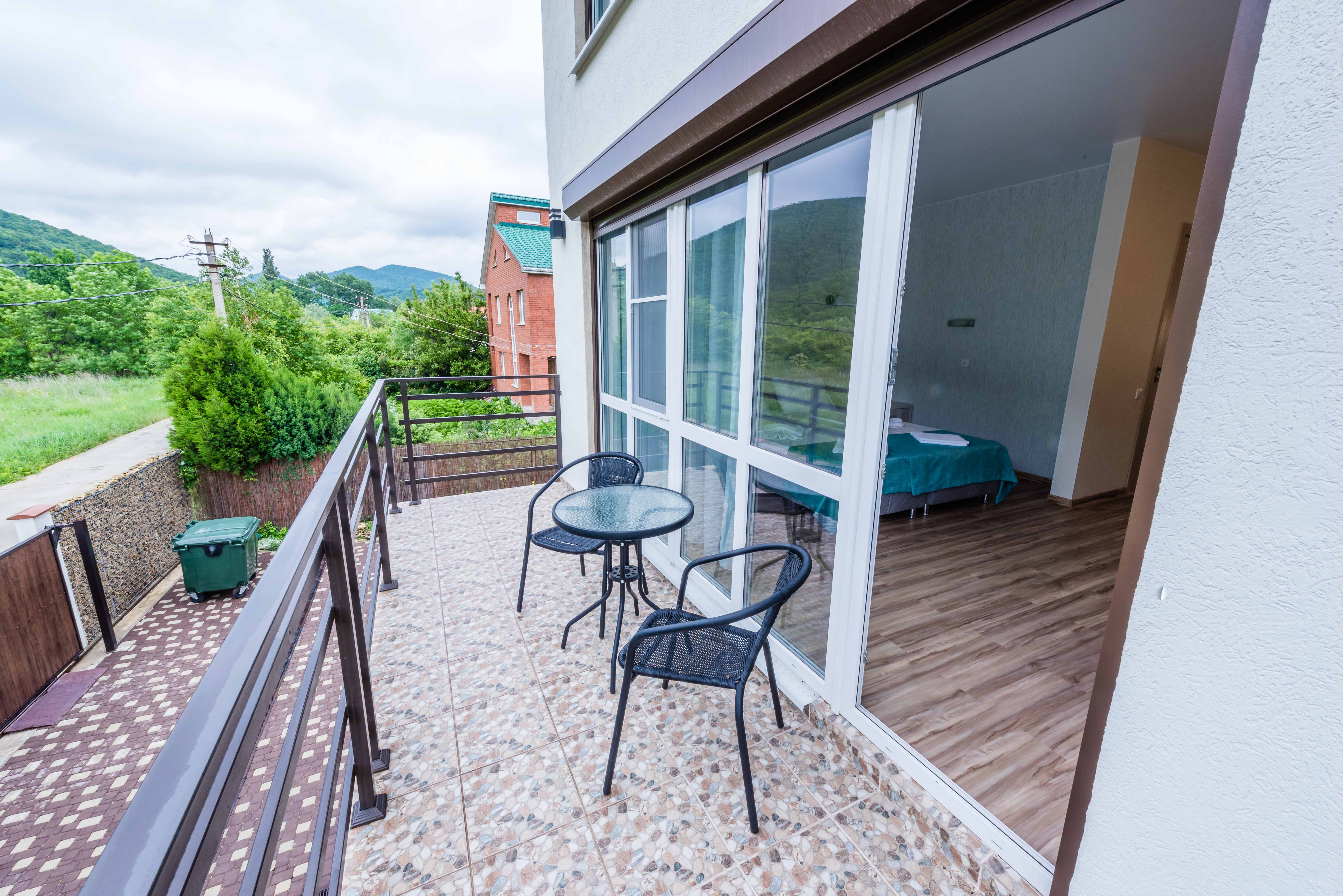 Трехместный номер с балконом