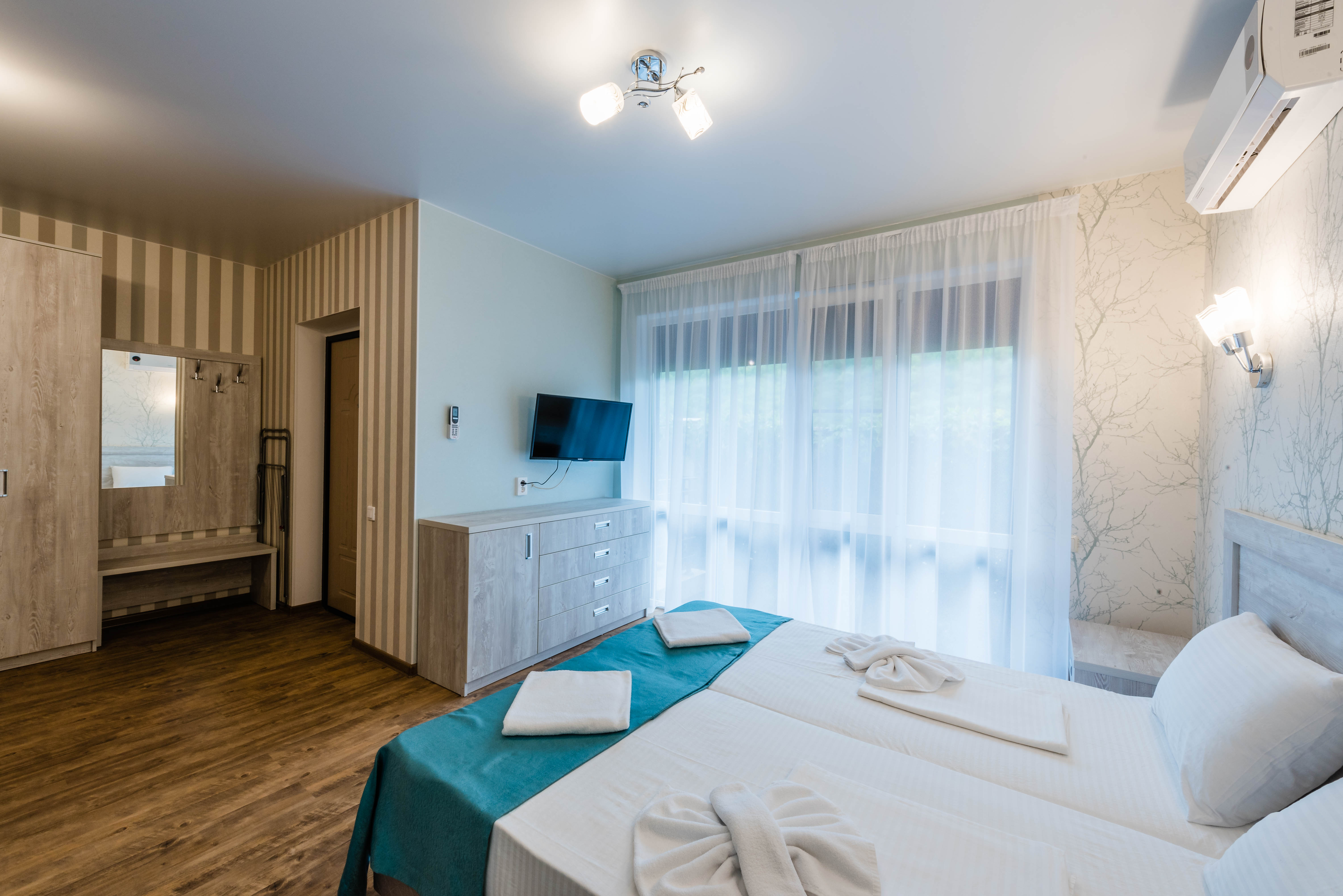 Трехместный номер «Комфорт» с душем