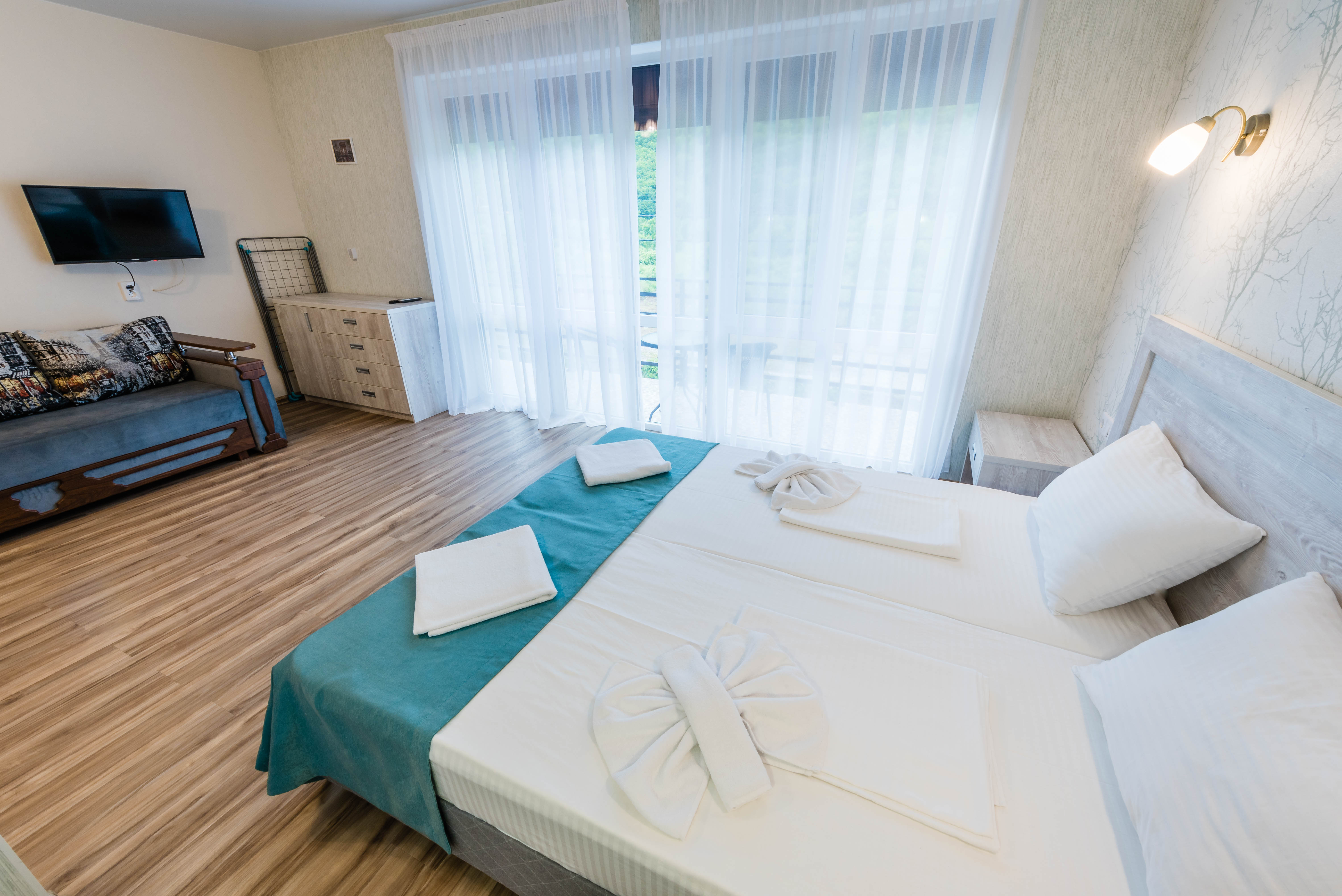 Трехместный номер с балконом