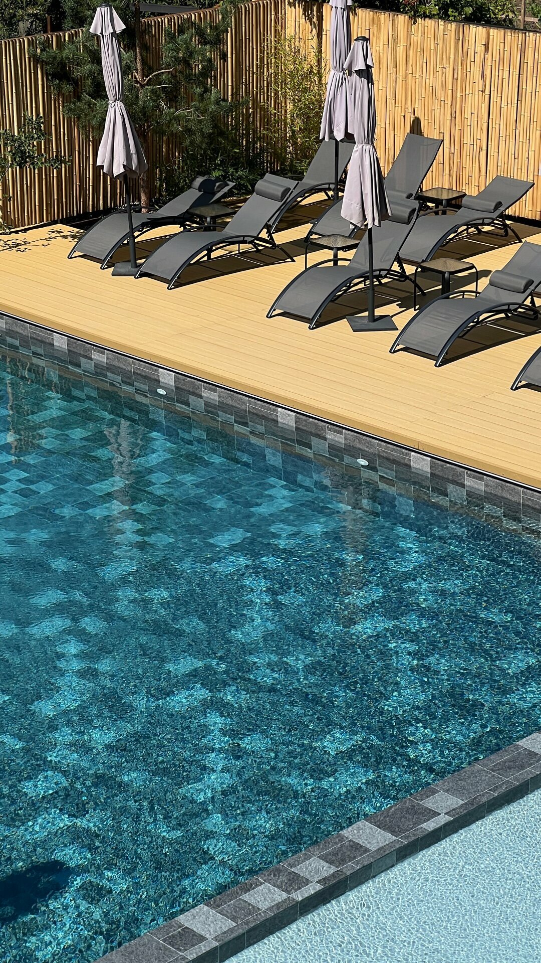 Трехместный номер с видом на бассейн