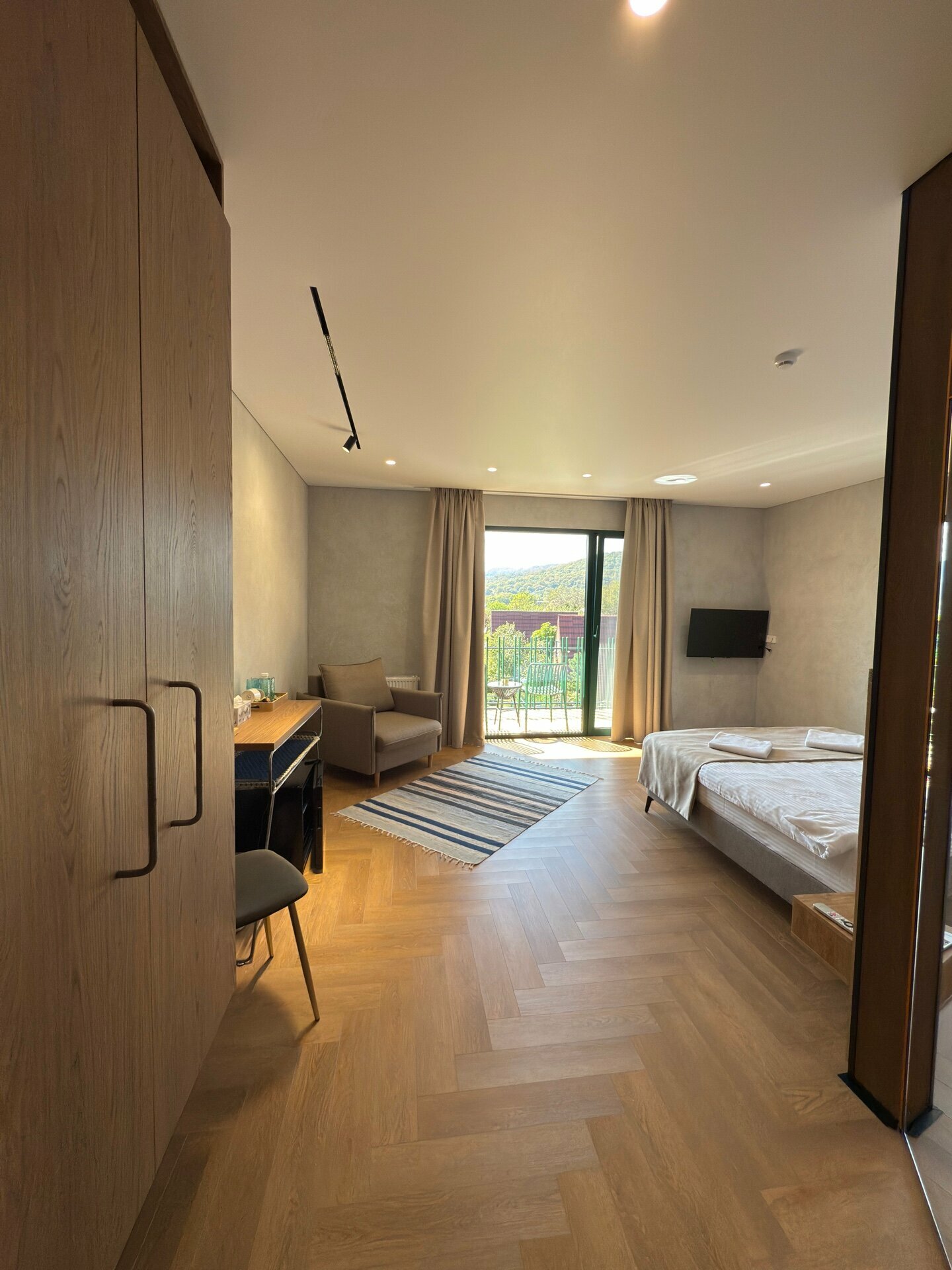 Трехместный номер с видом на бассейн