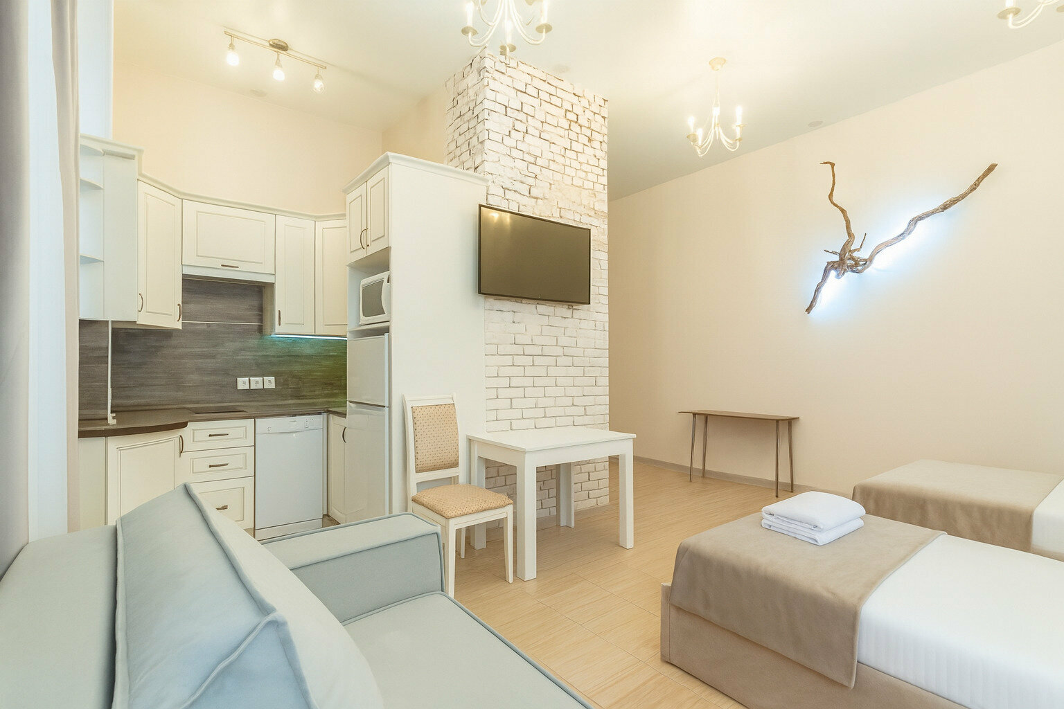 Стандартный номер с 2 односпальными кроватями и диваном