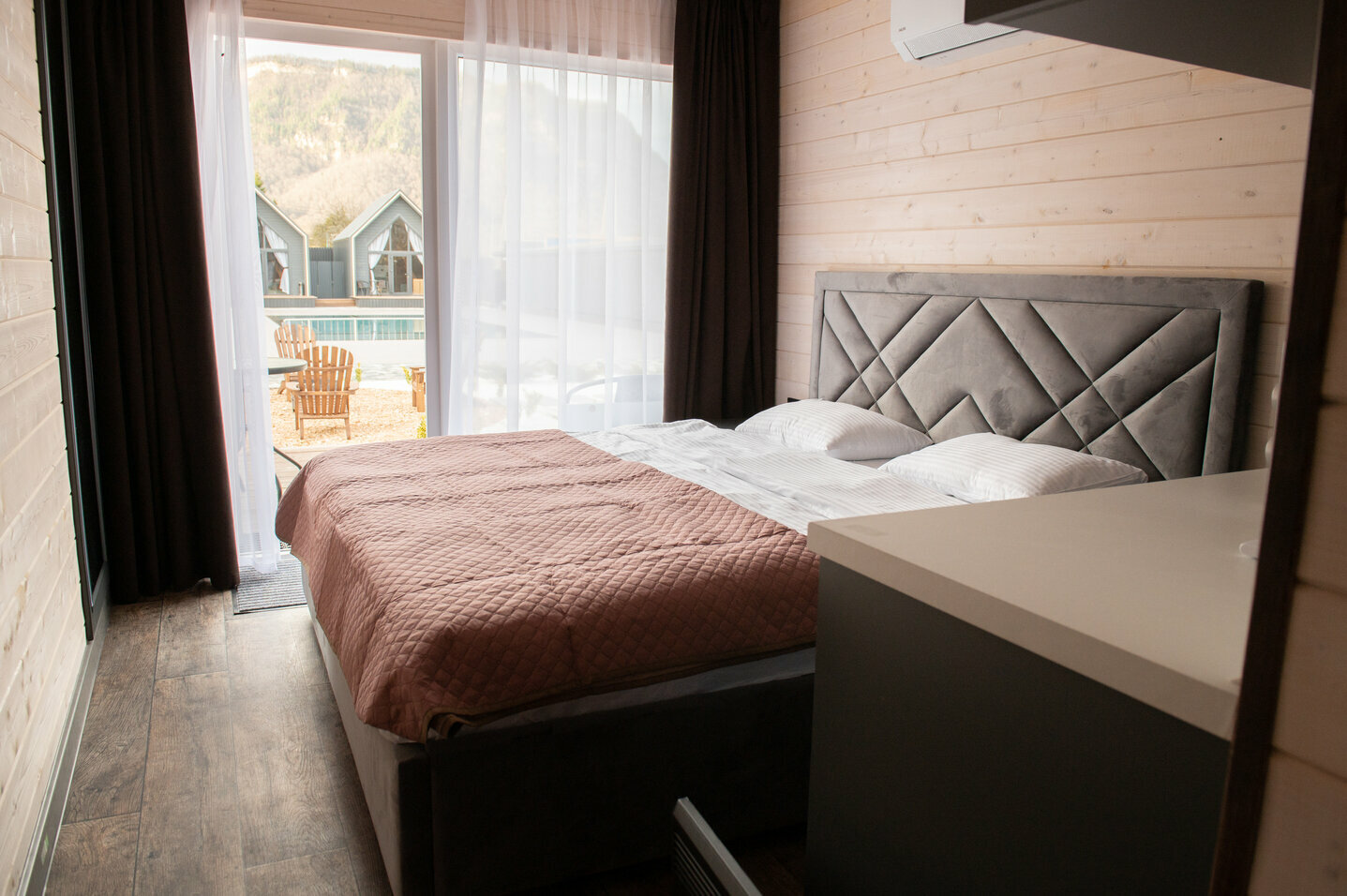 Стильный двухместный номер у бассейна