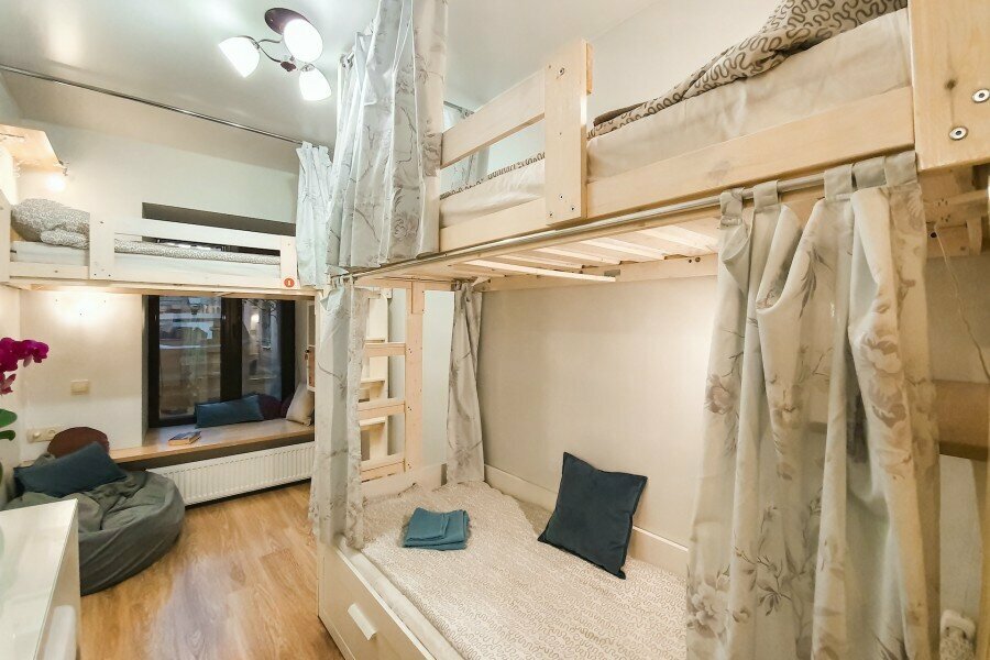 Спальное место на двухъярусной кровати в общем номере для женщин