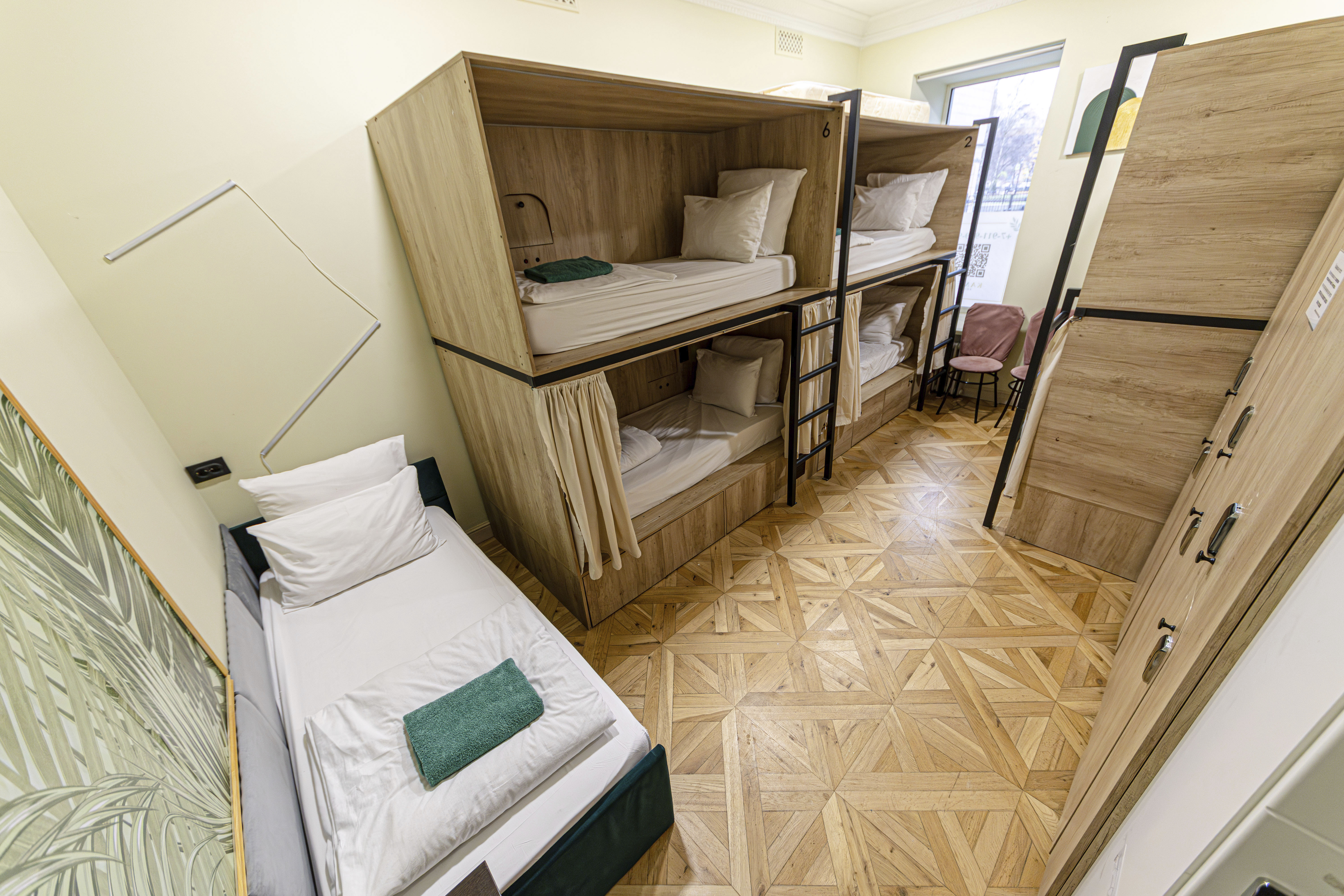 Спальное место на двухъярусной кровати в общем номере для женщин