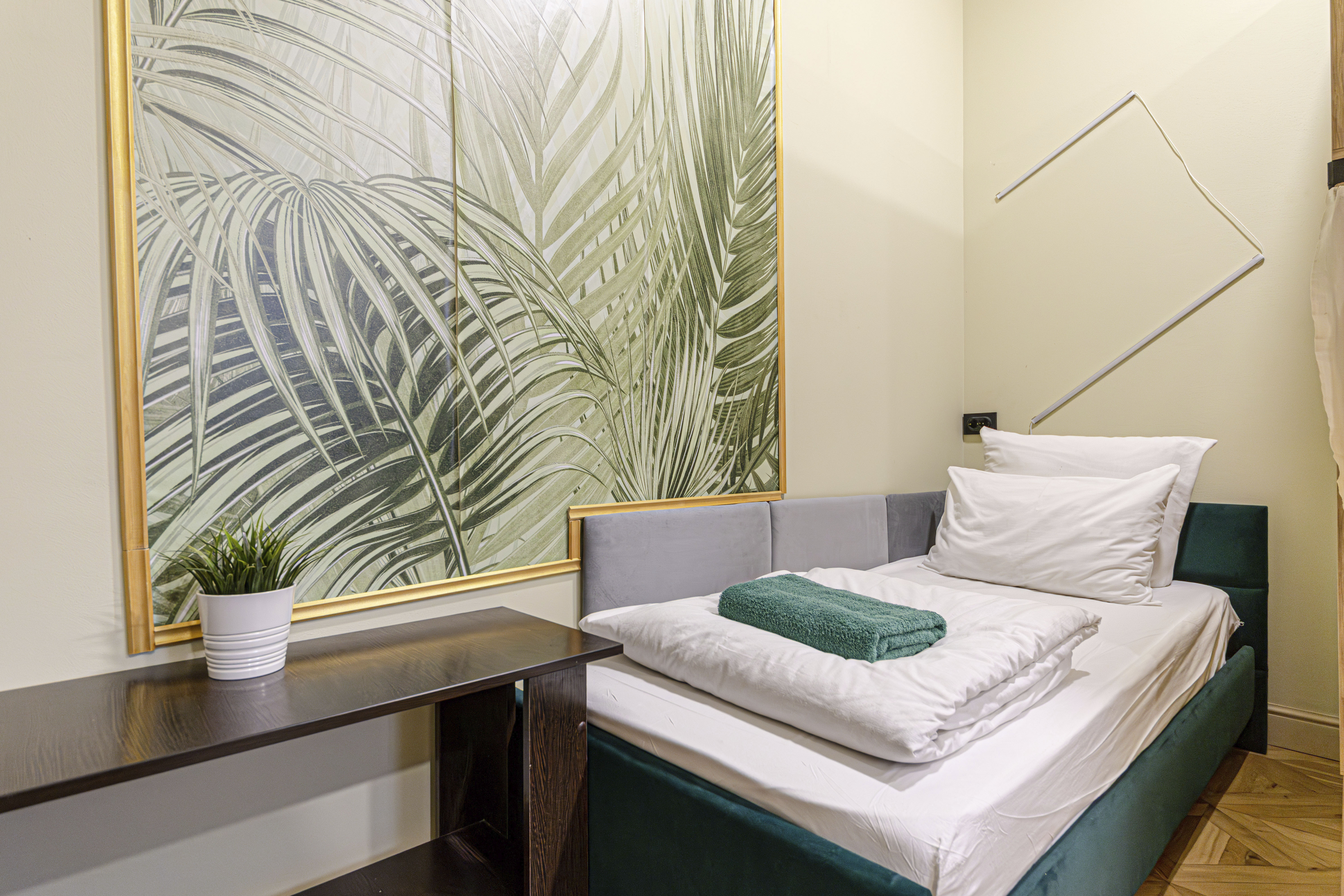 Спальное место на двухъярусной кровати в общем номере для женщин