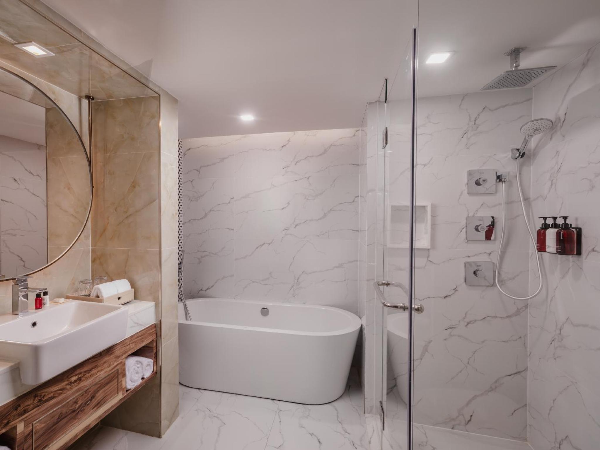 Aira Suite with Club Lounge Access
