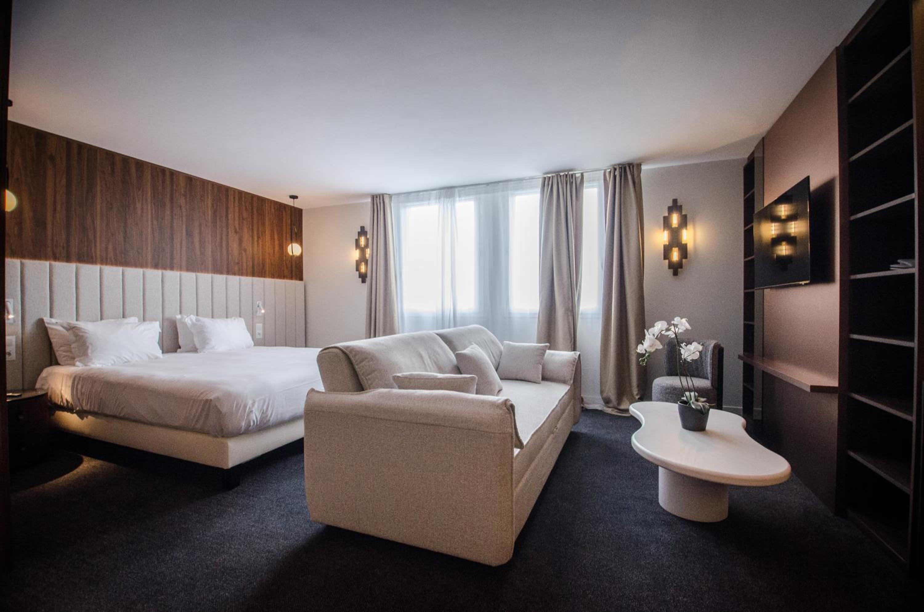 Suite - 1 Room - 1 Queen Bed 