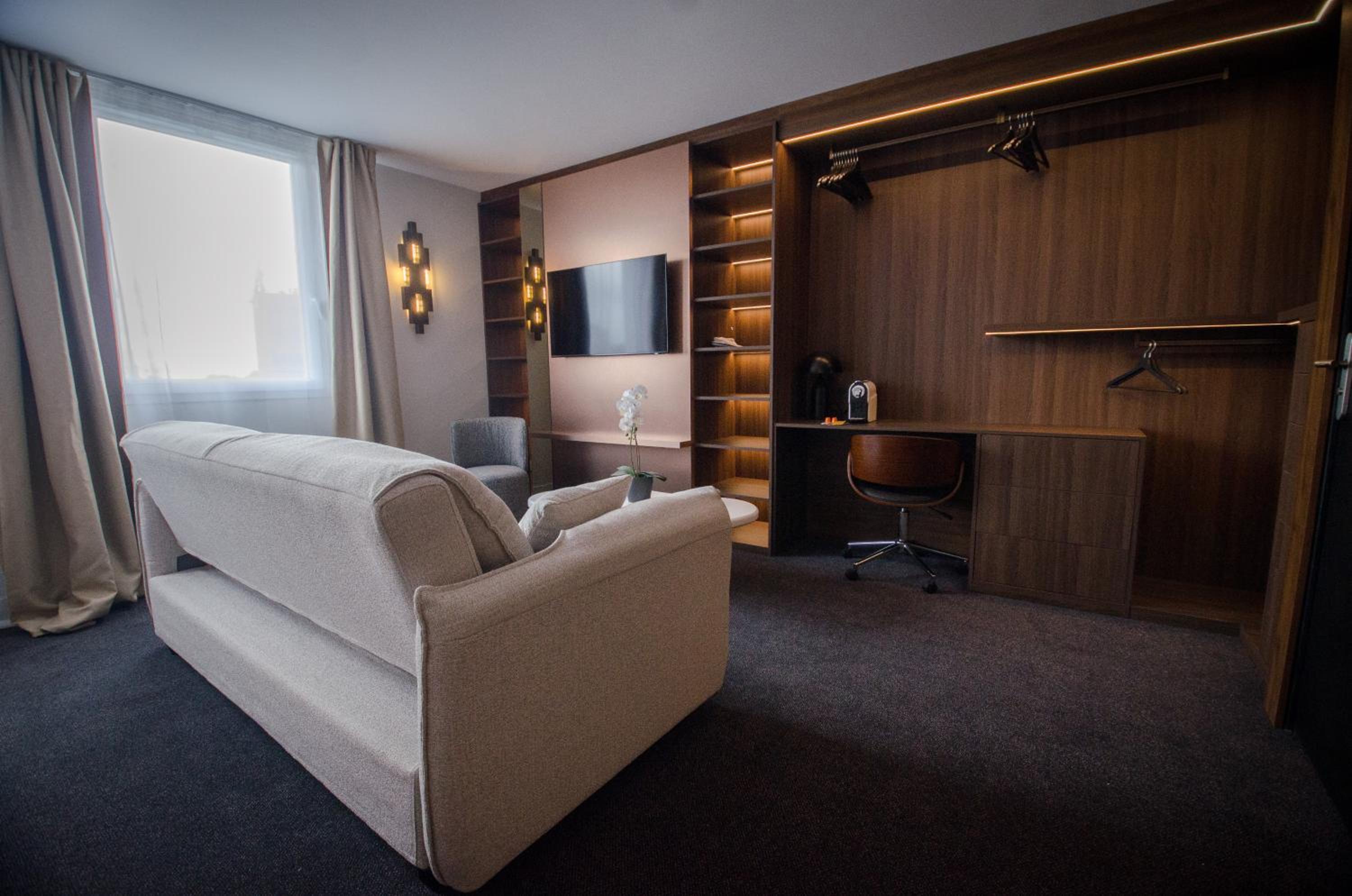 Suite - 1 Room - 1 Queen Bed 