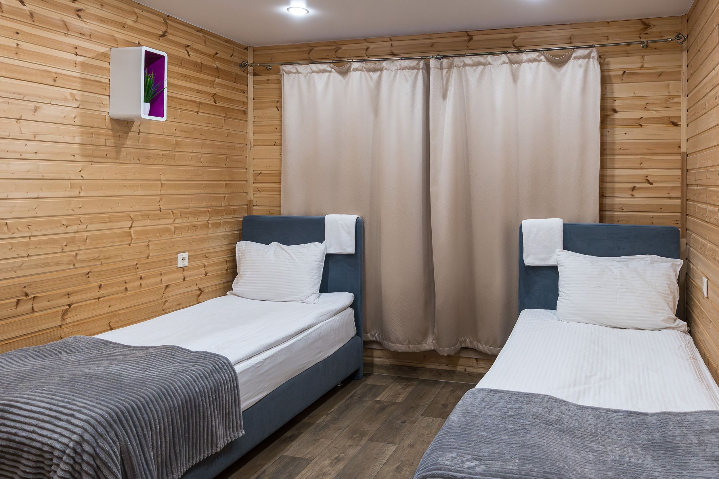 Стандартный двухместный номер с 2 отдельными кроватями и общей ванной комнатой