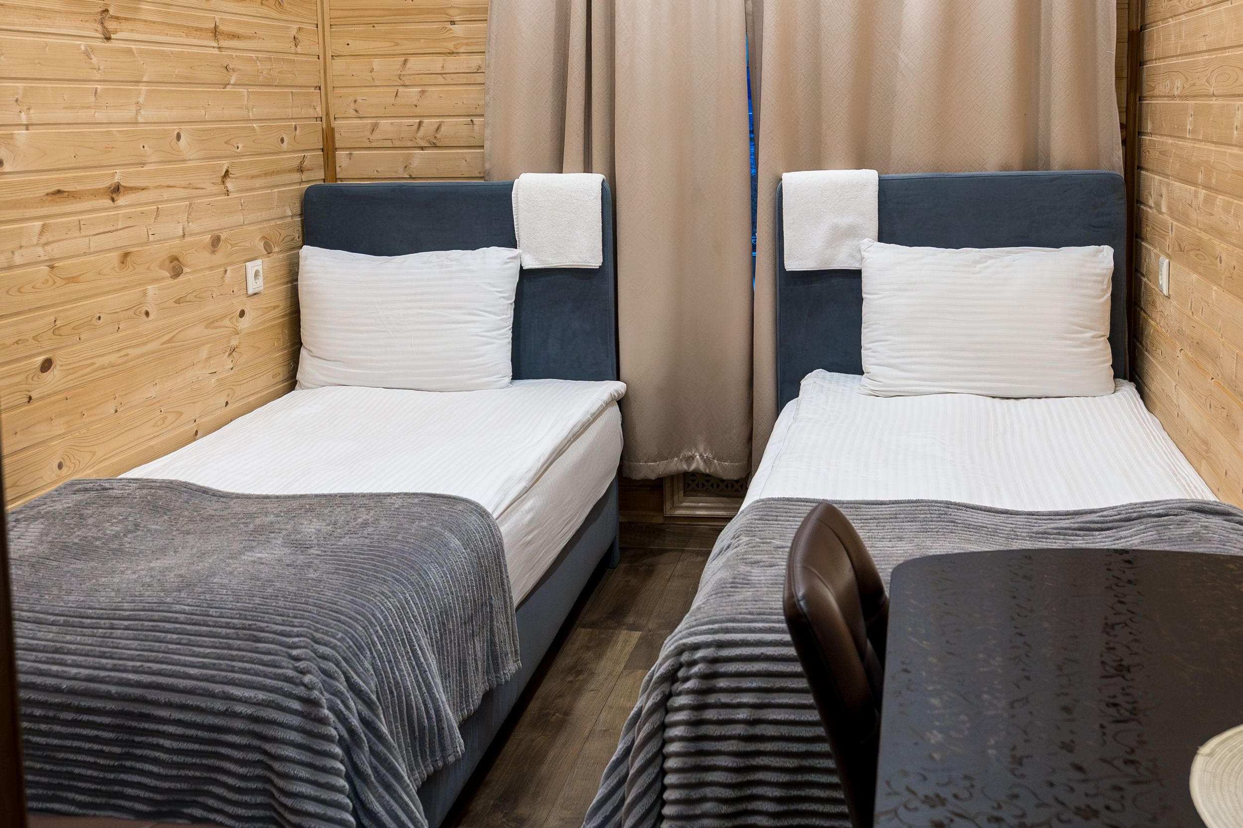 Двухместный номер с 2 отдельными кроватями и общим туалетом