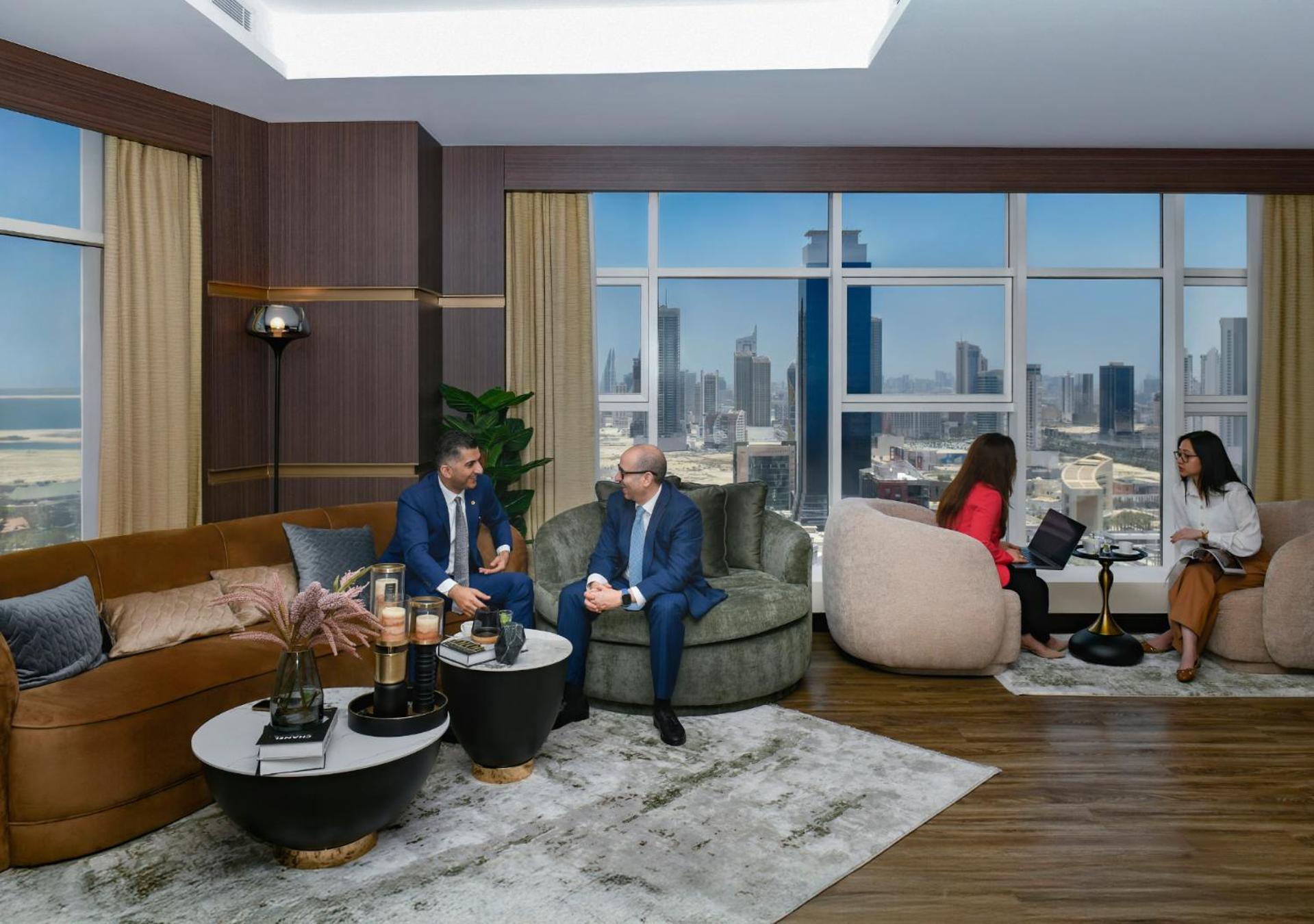 Deluxe Suite with Vista 27 Lounge Access 