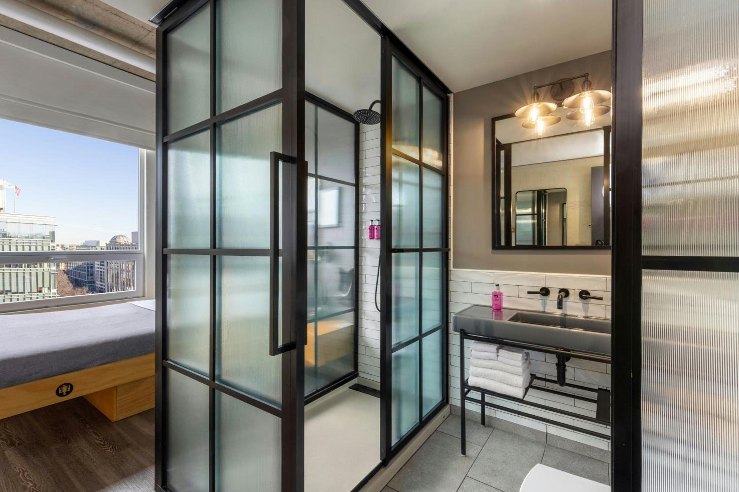 Corner Queen Room with City View - Mobility/Hearing Accessible with Tub
